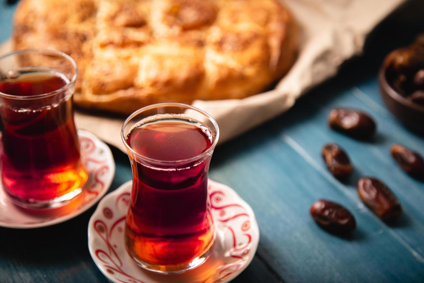 türkisches ramazan-ritualkonzept mit speziellen lebensmitteln foto