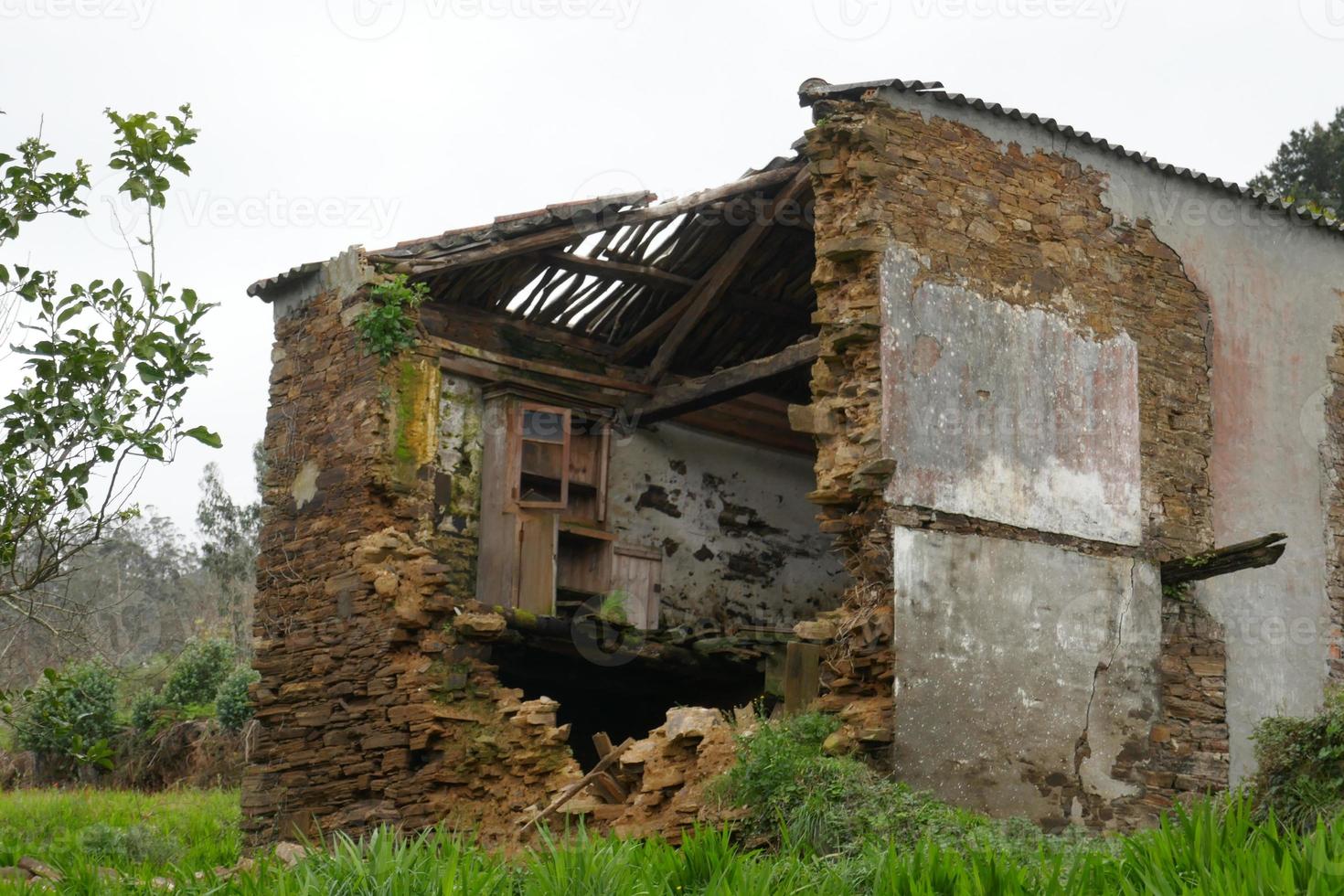 altes halb zerstörtes Haus mit einer fehlenden Wand foto