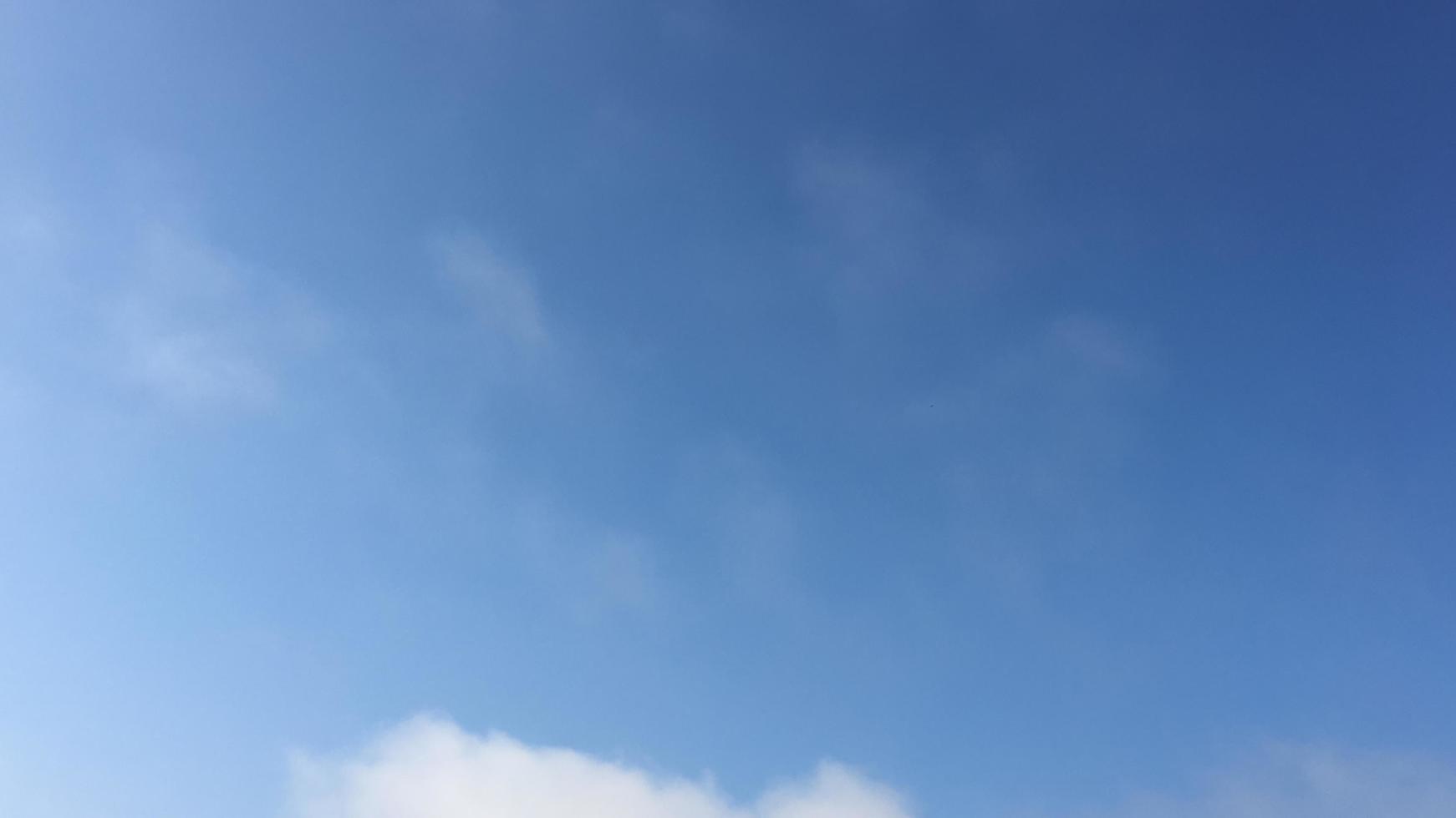 bewölkt und blauer Himmel am Morgen Hintergrund, weicher Fokus foto