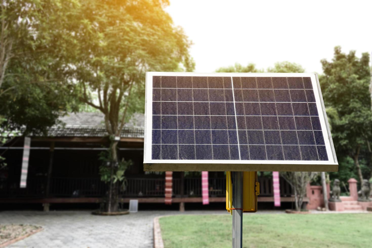 photovoltaikpanel, neue technologie zum speichern und nutzen der energie aus der natur mit menschlichem leben, nachhaltiger energie und umweltfreundlichem konzept. foto