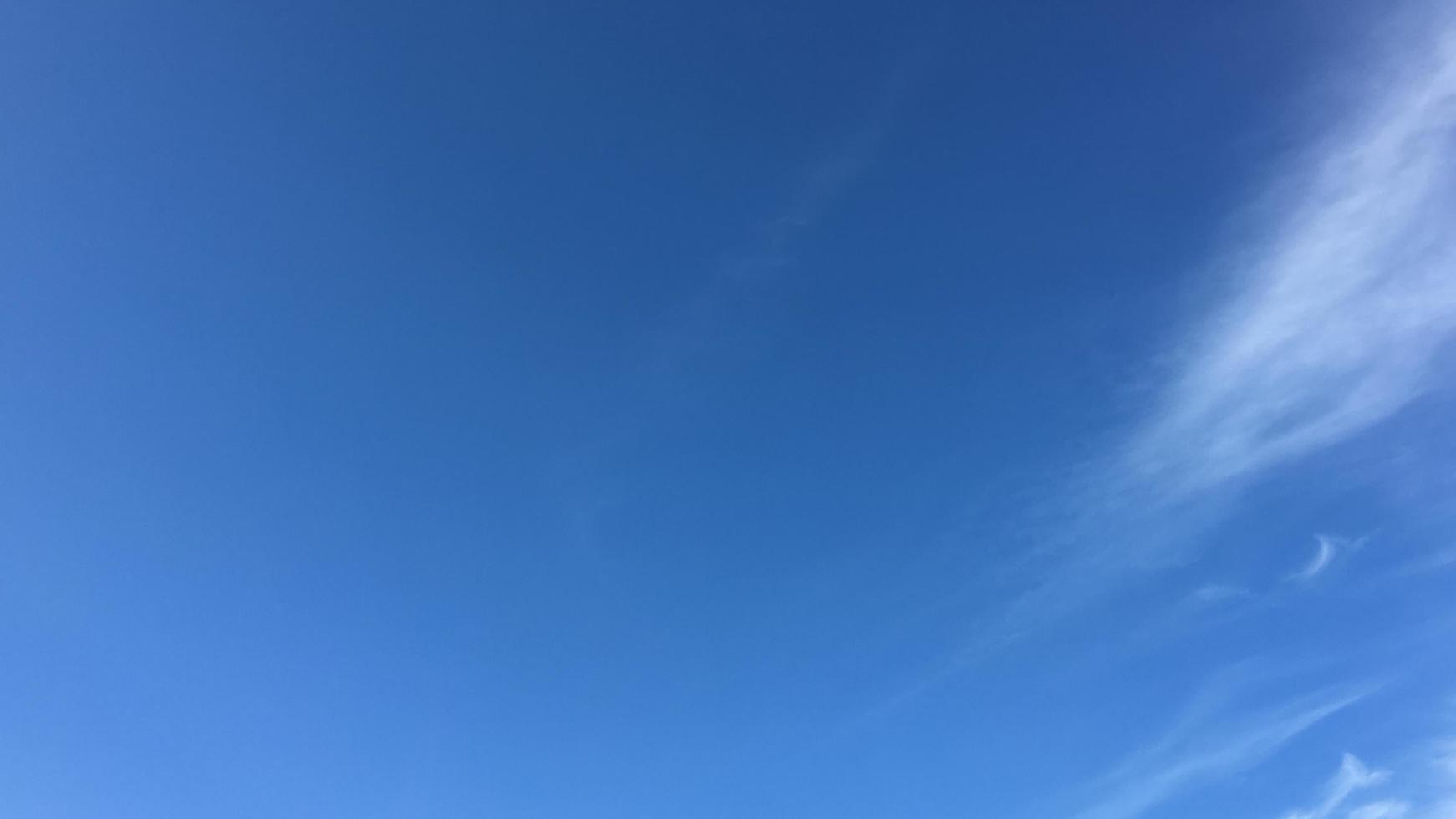 bewölkt und blauer Himmel am Morgen Hintergrund, weicher Fokus foto