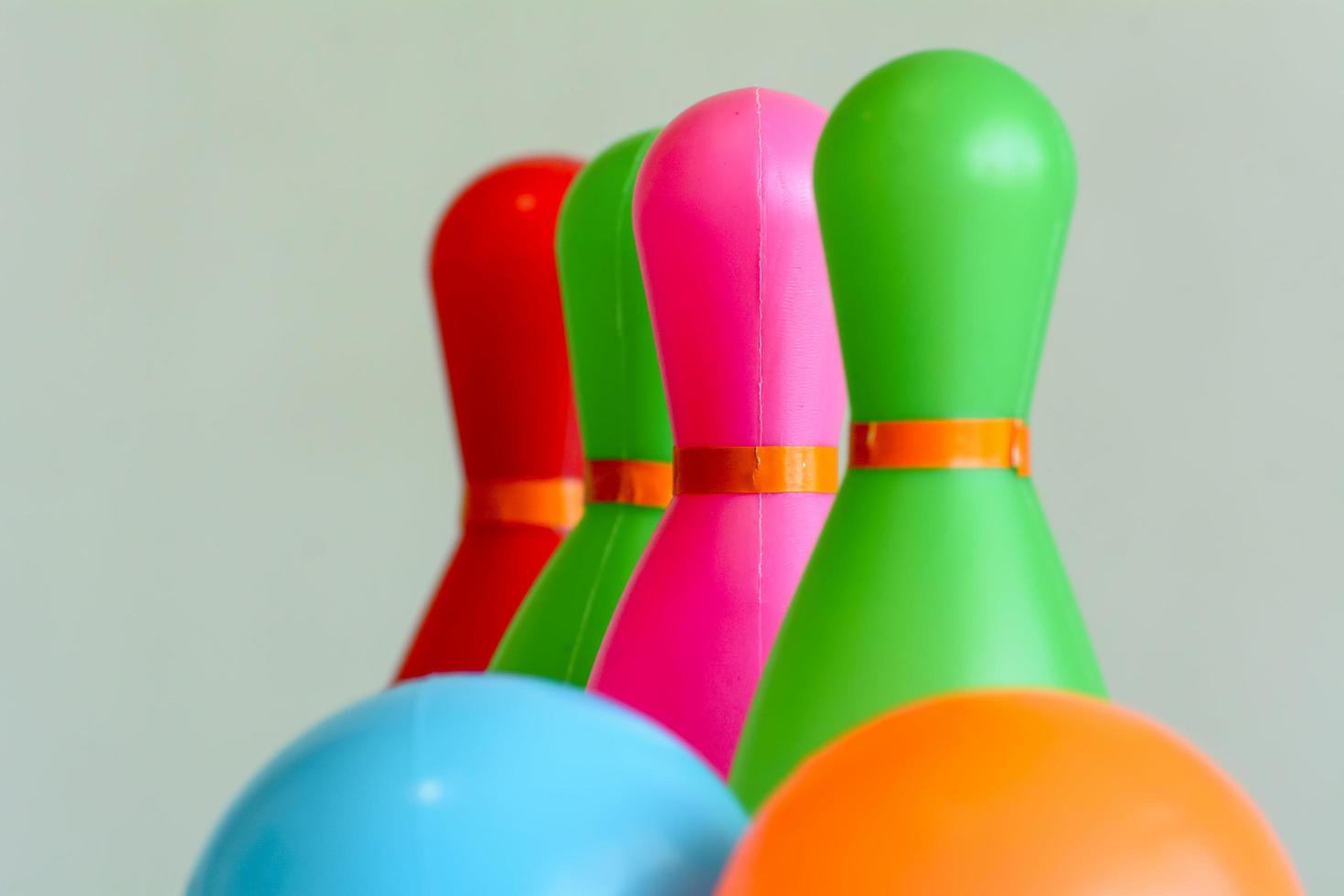 Bowling-Spielzeug ist farbenfroh, perfekt für Spaß und für Kinder geeignet. foto