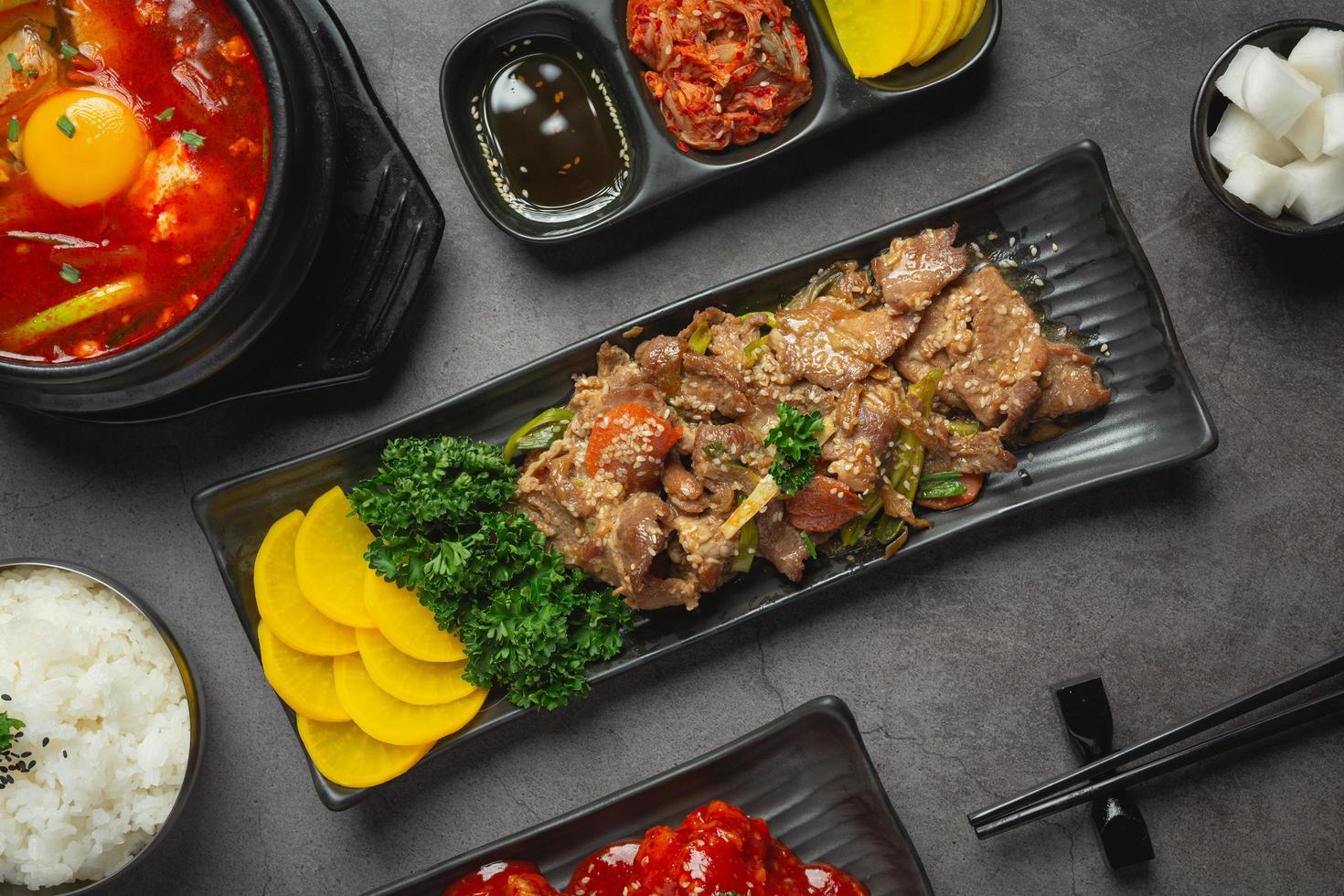Koreanisches Essen Bulgogi oder marinierter Rindfleischgrill servierfertig foto