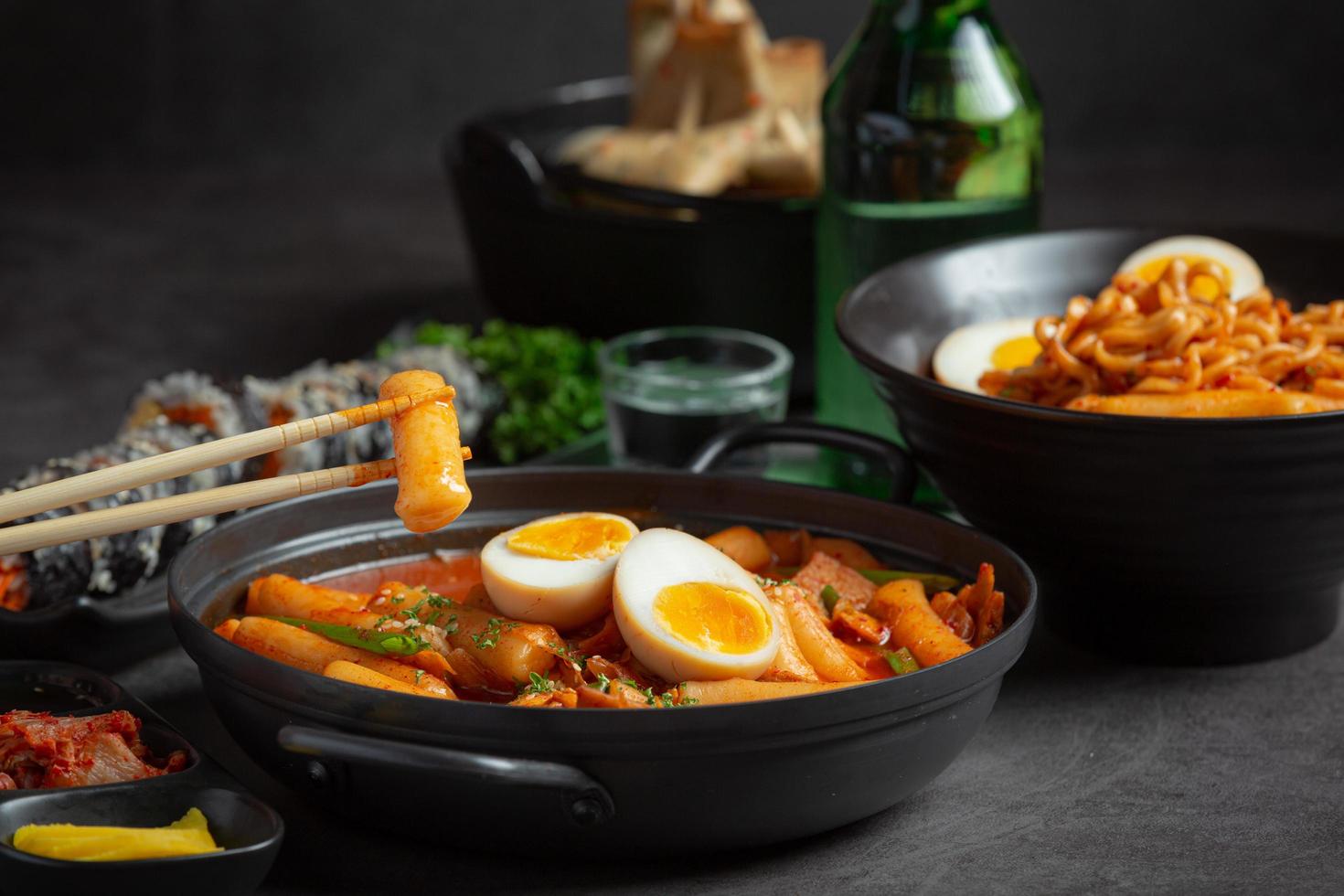 käsiges tokbokki koreanisches traditionelles essen auf schwarzem bretthintergrund. Mittagsgericht. foto