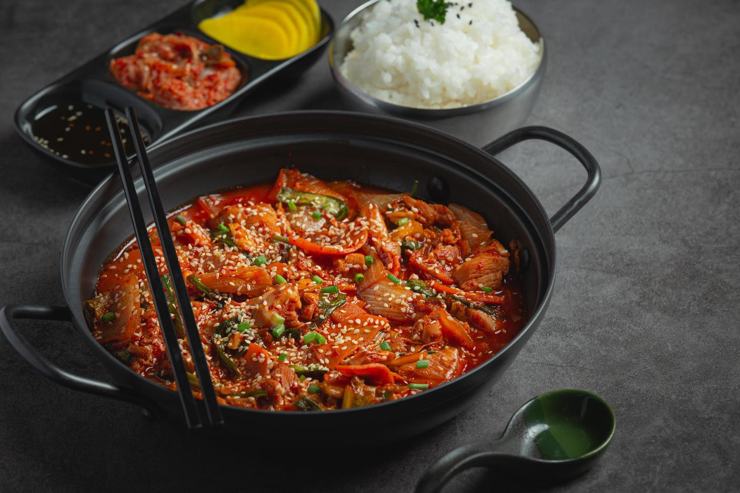 im Hot Pot gebratenes Hühnerfleisch mit scharfer Sauce nach koreanischer Art foto