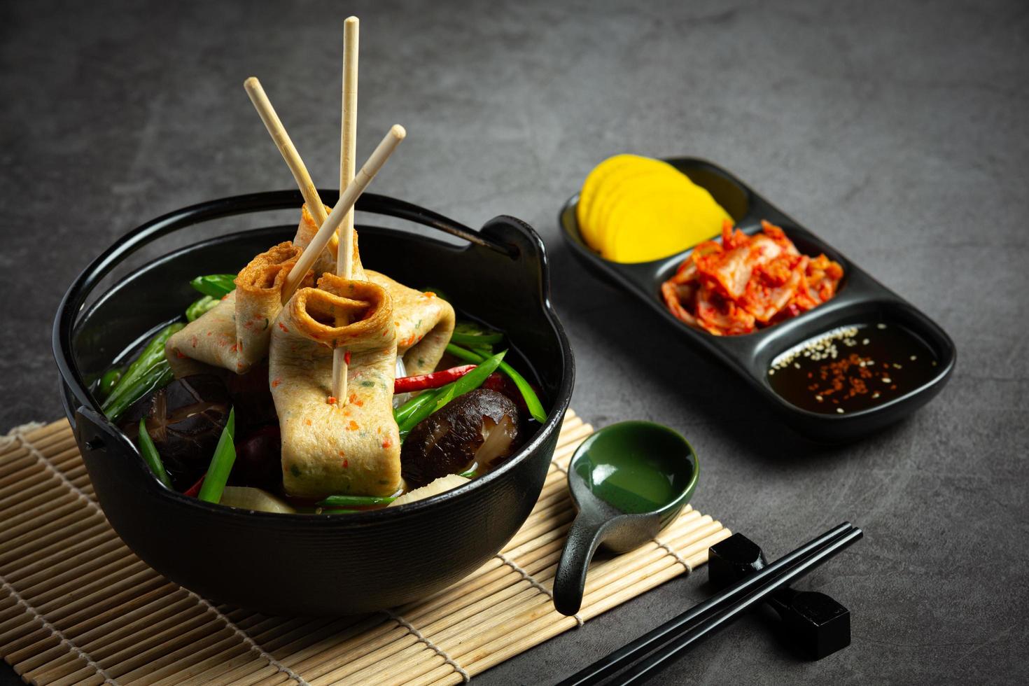 koreanischer Fischkuchen und Gemüsesuppe auf dem Tisch foto