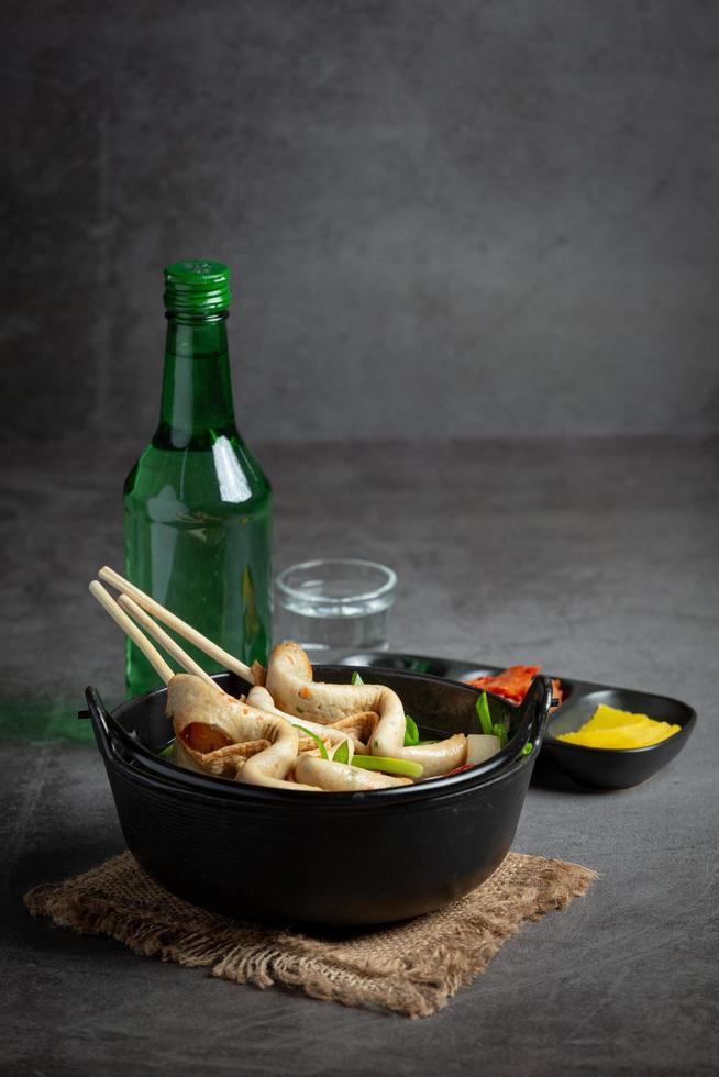 koreanischer Fischkuchen und Gemüsesuppe auf dem Tisch foto