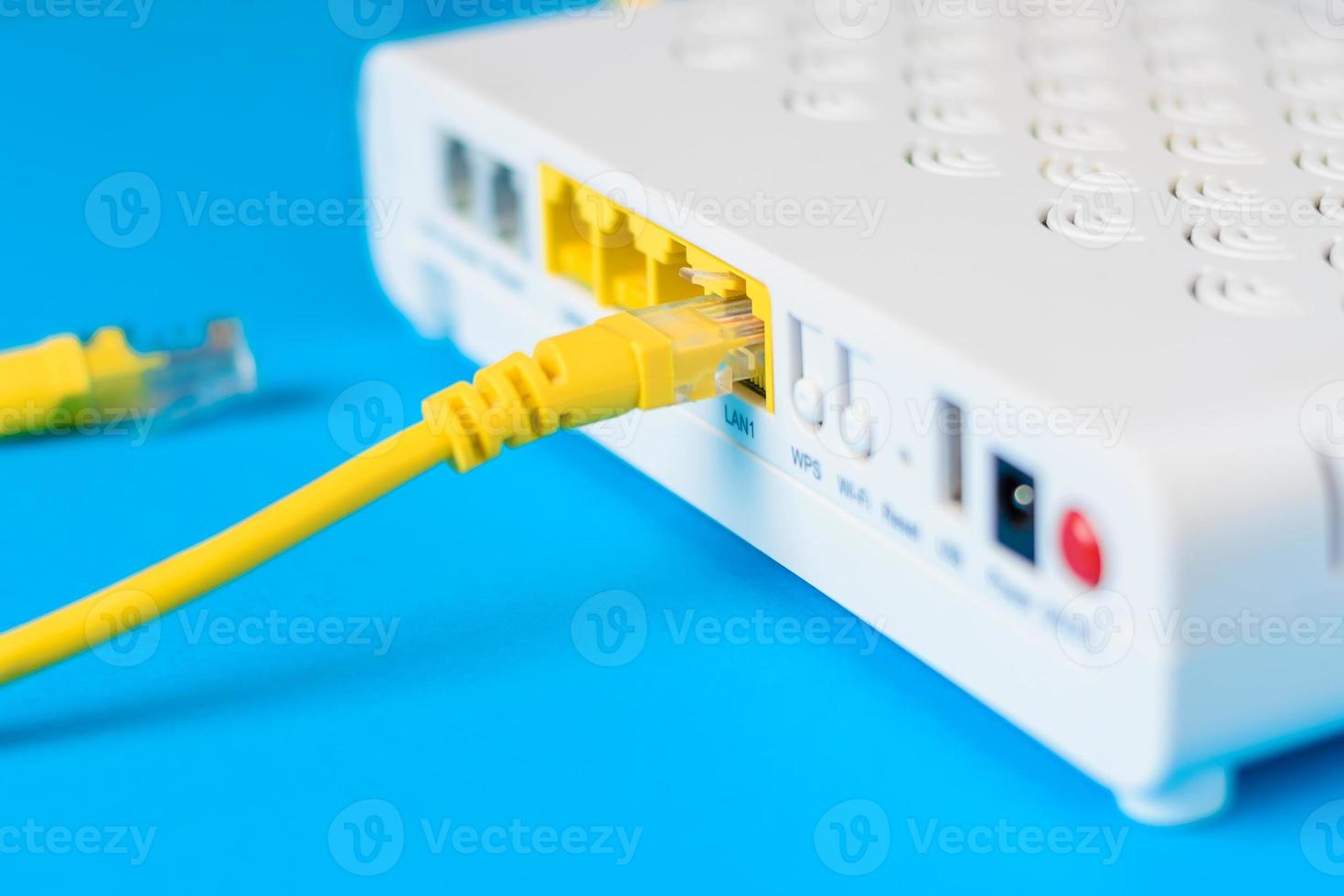 Internet-Modem-Router-Hub mit Kabelverbindung auf blauem Hintergrund foto