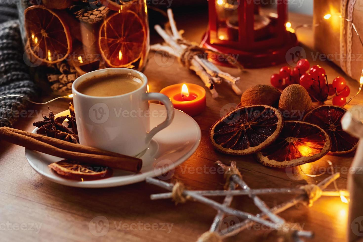 Tasse Kaffee in festlicher Dekoration mit Lichterketten einer Lichterkette foto