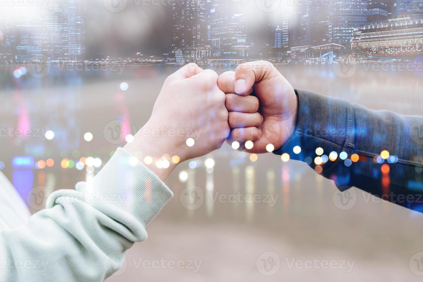 Business-Partnerschaft-Handshake-Konzept. Foto Händeschütteln mit zwei Mitarbeitern. erfolgreiches Geschäft nach einem großartigen Meeting.