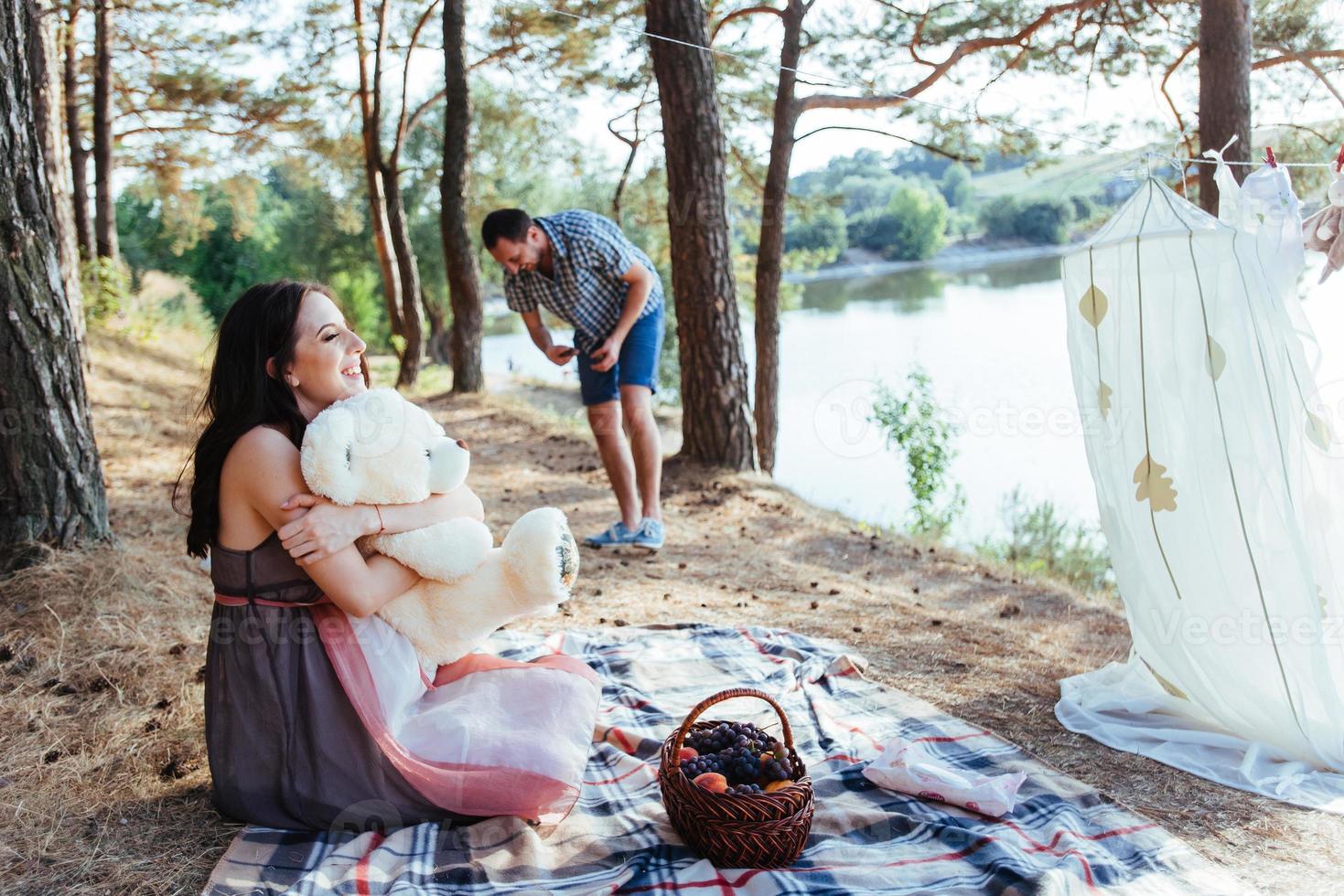 schwangere frau mit ihrem mann beim picknick foto