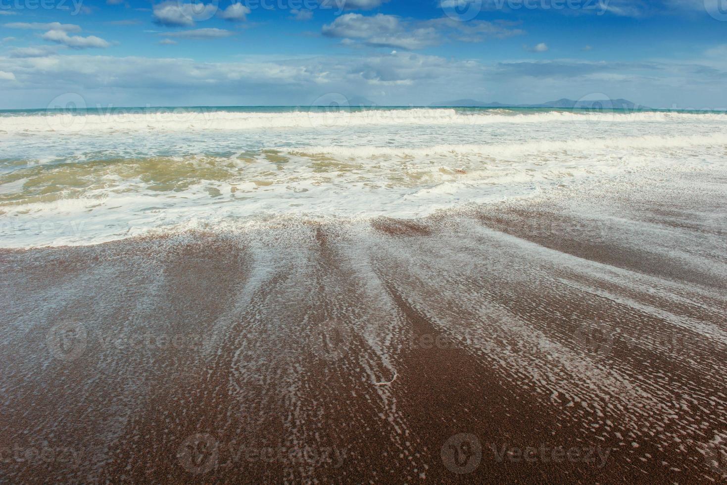 Welle des Meeres am Sandstrand foto