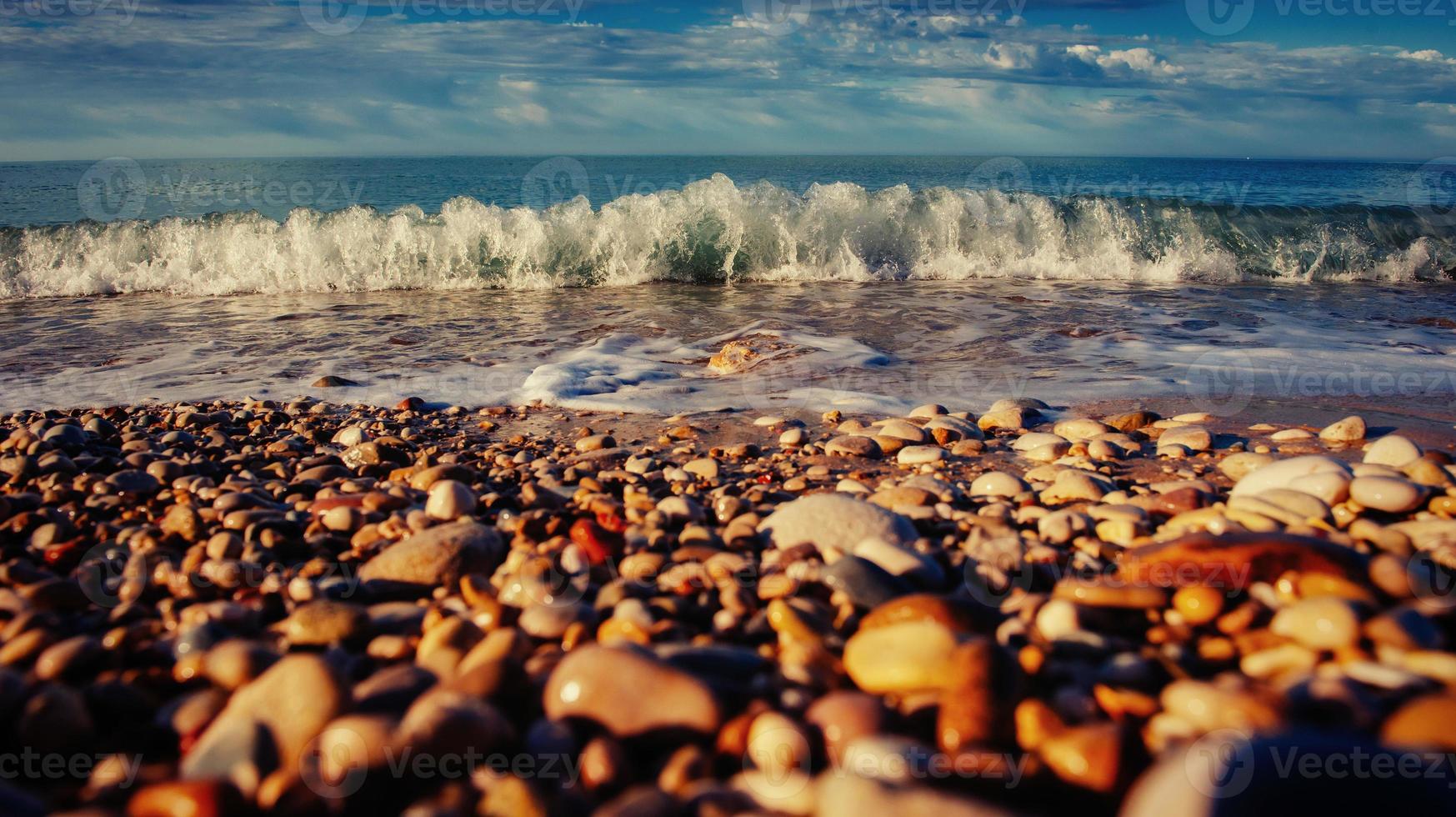 Wellen auf dem Meer Landschaft Hintergrund des blauen Himmels foto
