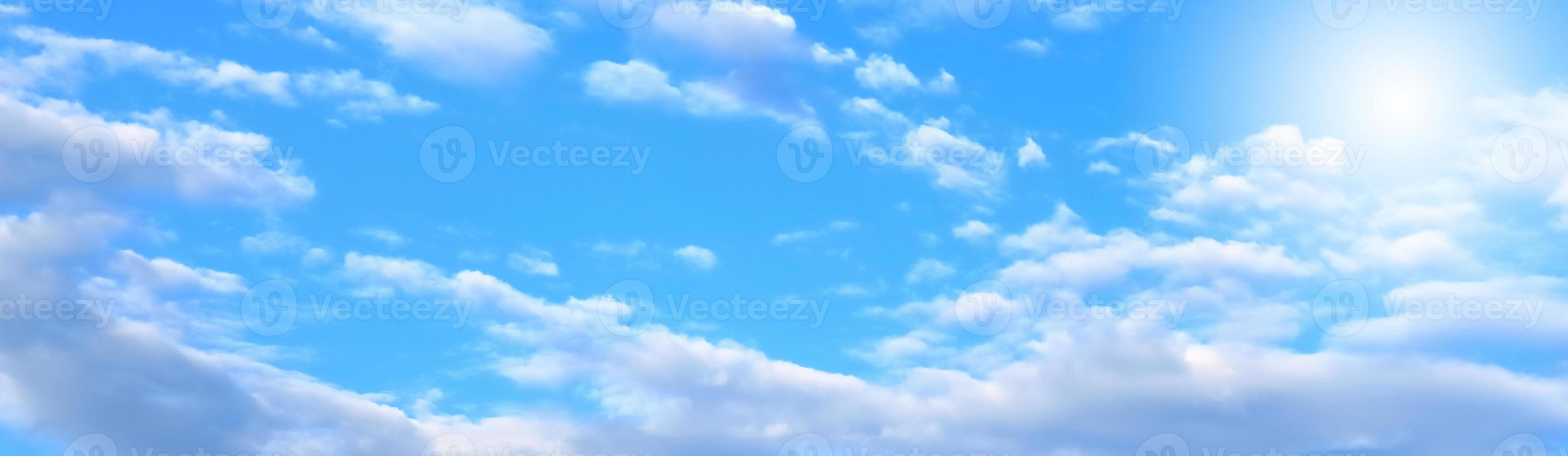 blauer Himmel und weiße Wolke foto