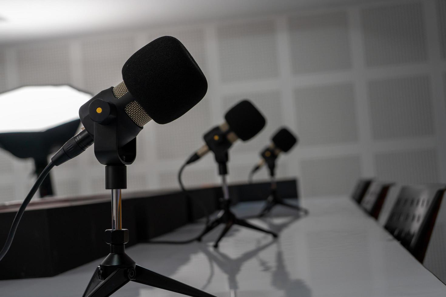 mikrofon wird auf den vorbereitungstisch der pressekonferenz gestellt. vorbereitung des organisationsteams foto