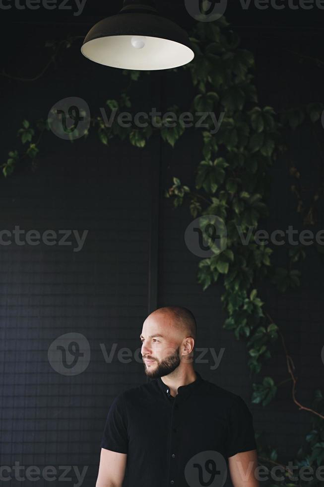 bärtiger Mann im T-Shirt foto