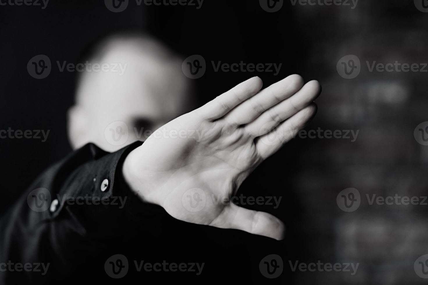 Hand, die aus der Dunkelheit greift foto