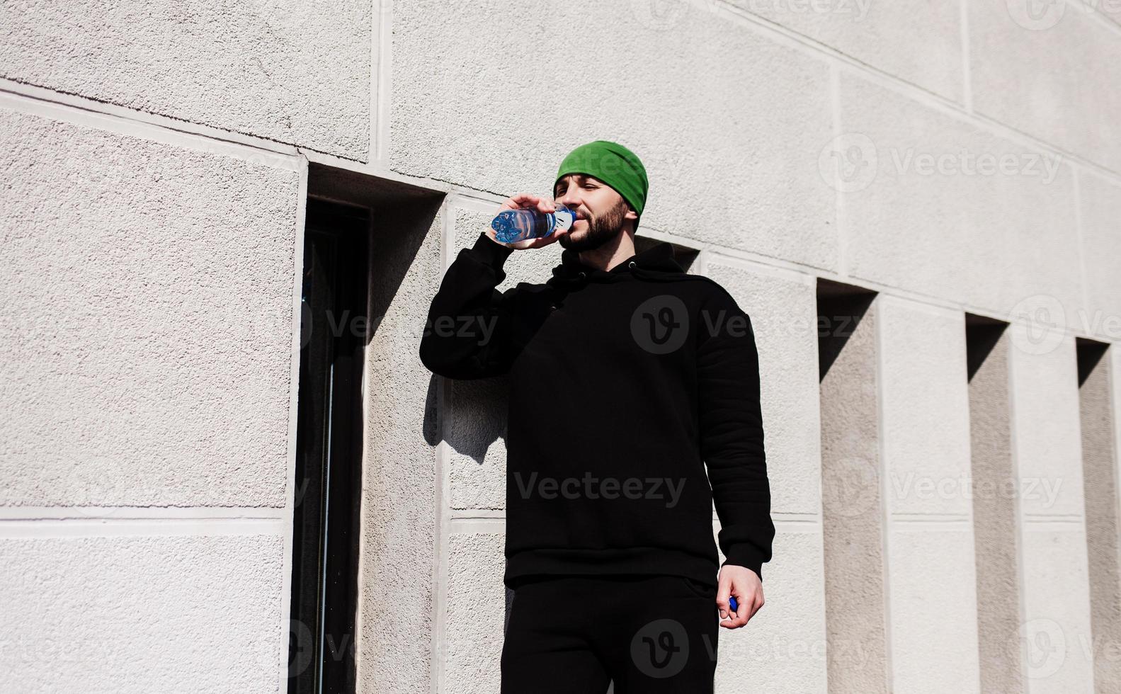 sportlicher mann nach dem joggen im stadttrinkwasser foto