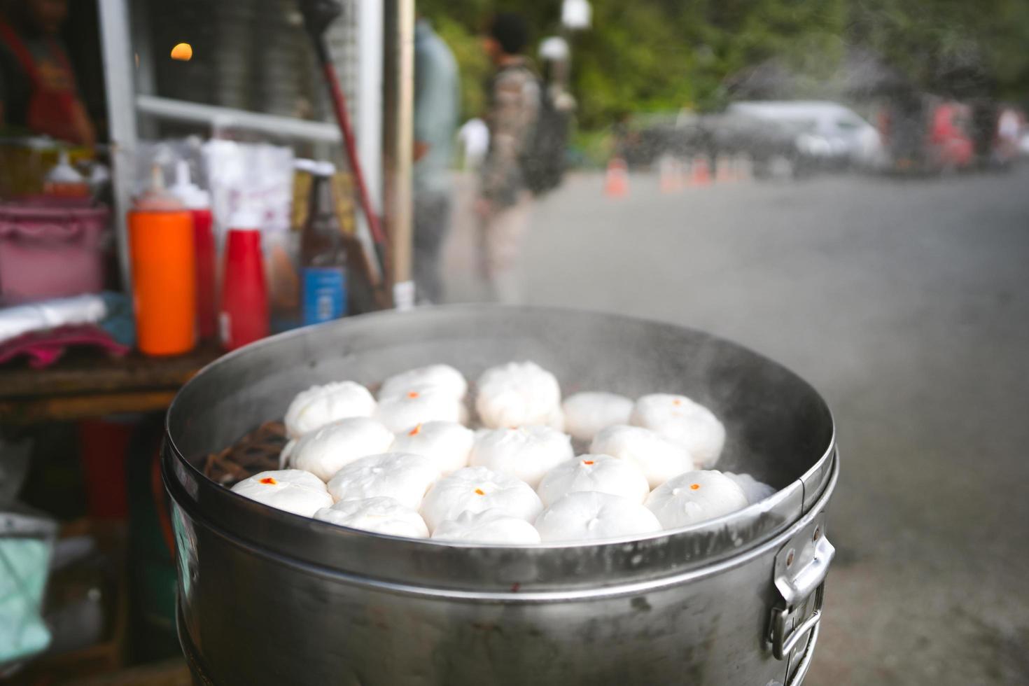 Street Food aus dampfenden chinesischen Schweinefleischbrötchen im lokalen Stil. foto