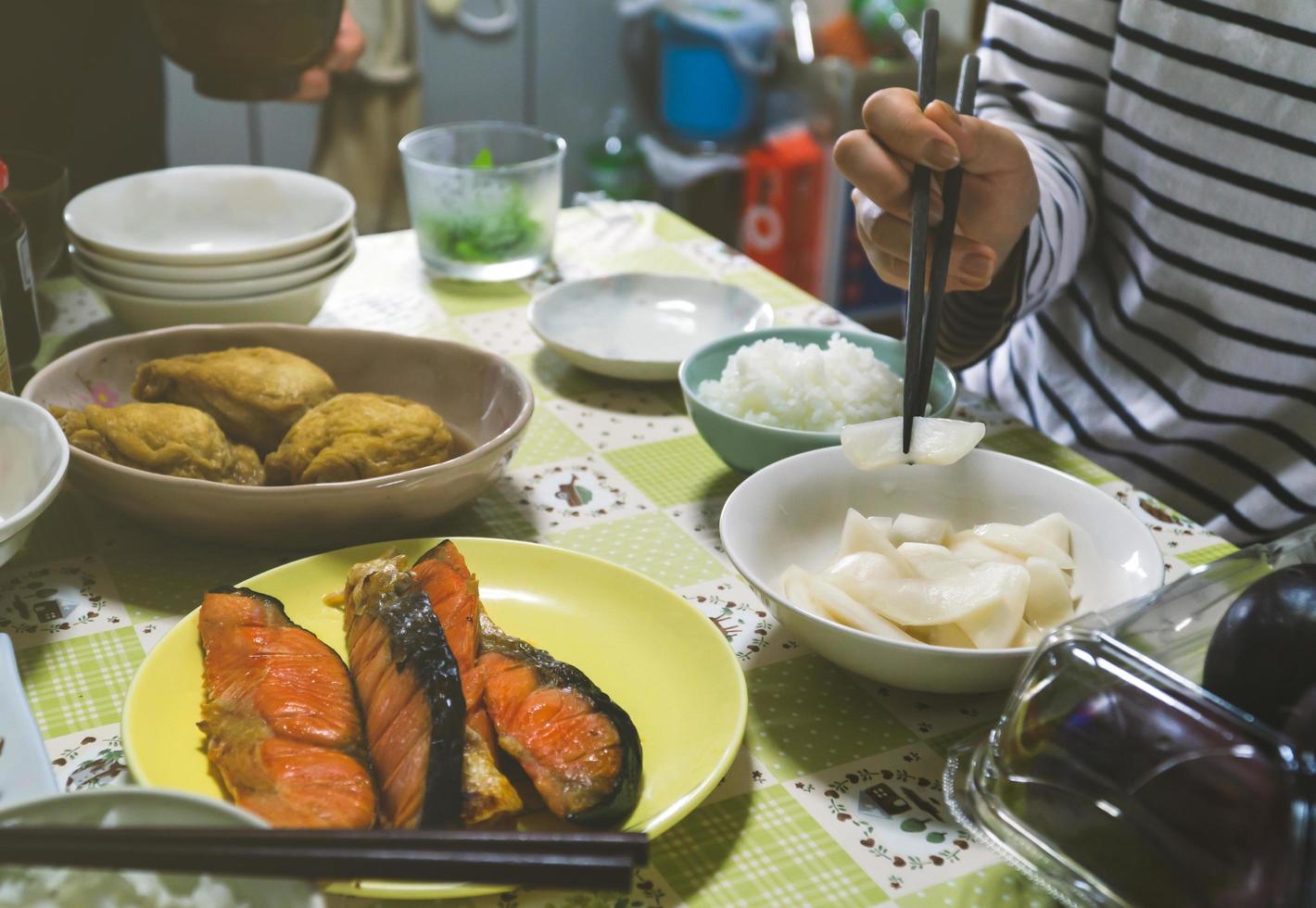 Traditionelles Kulturfrühstück bei Gastfamilie in Japan. foto