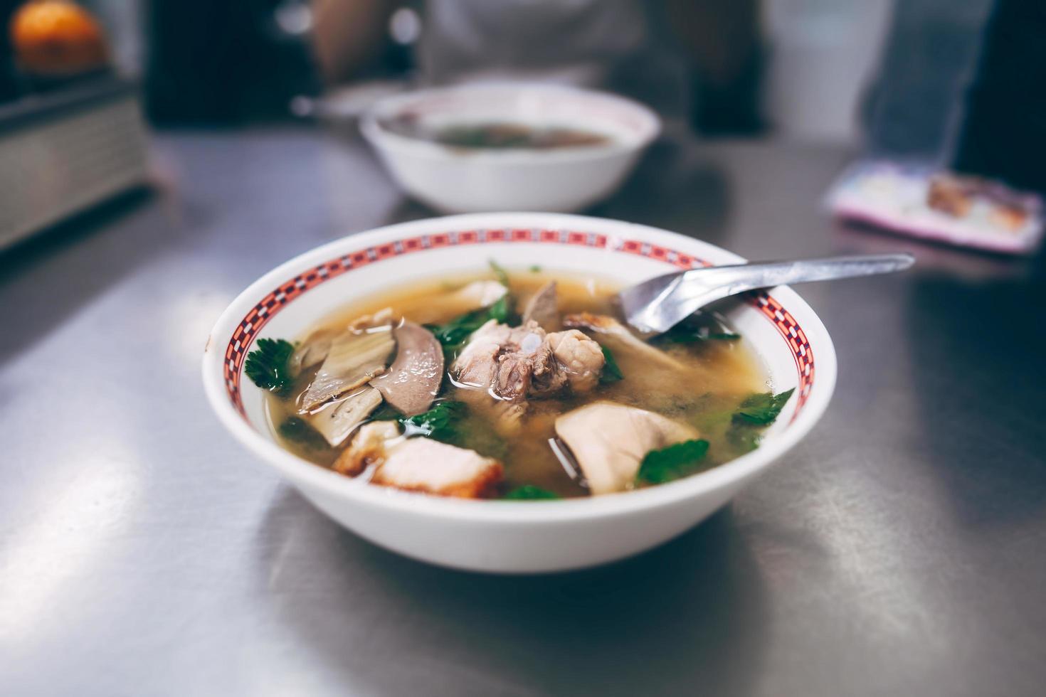Nahaufnahme chinesisches Schweinefleisch und Eingeweide Suppe Unschärfe Hintergrund im Bürgersteig Restaurant foto