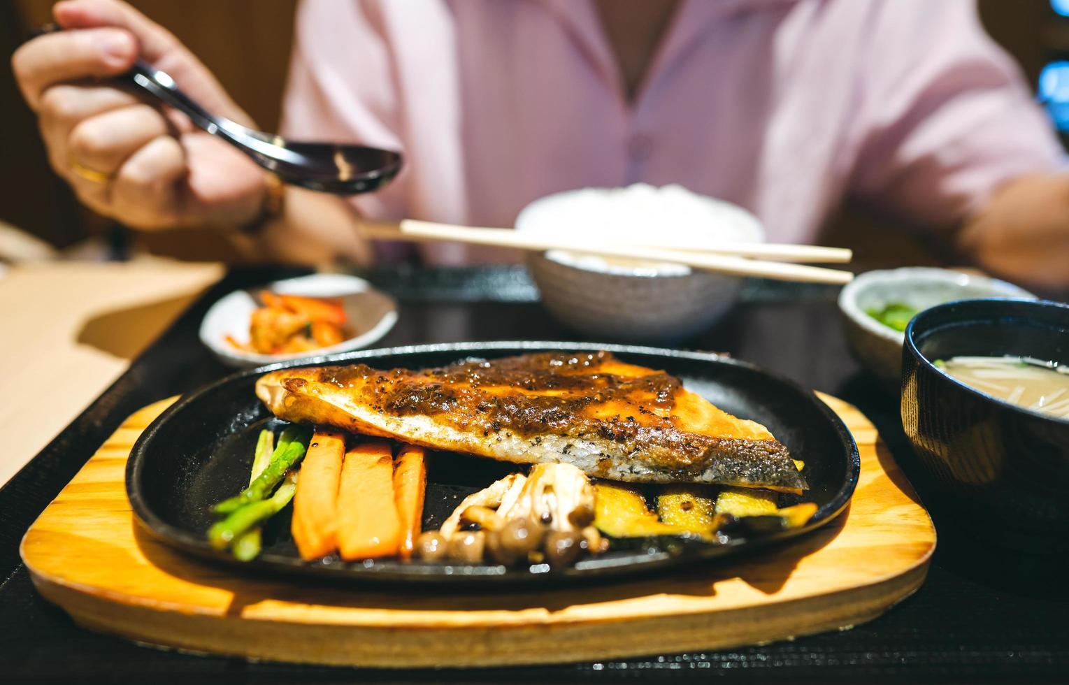 japanisches essen gegrillter lachsfisch auf heißer pfanne. foto