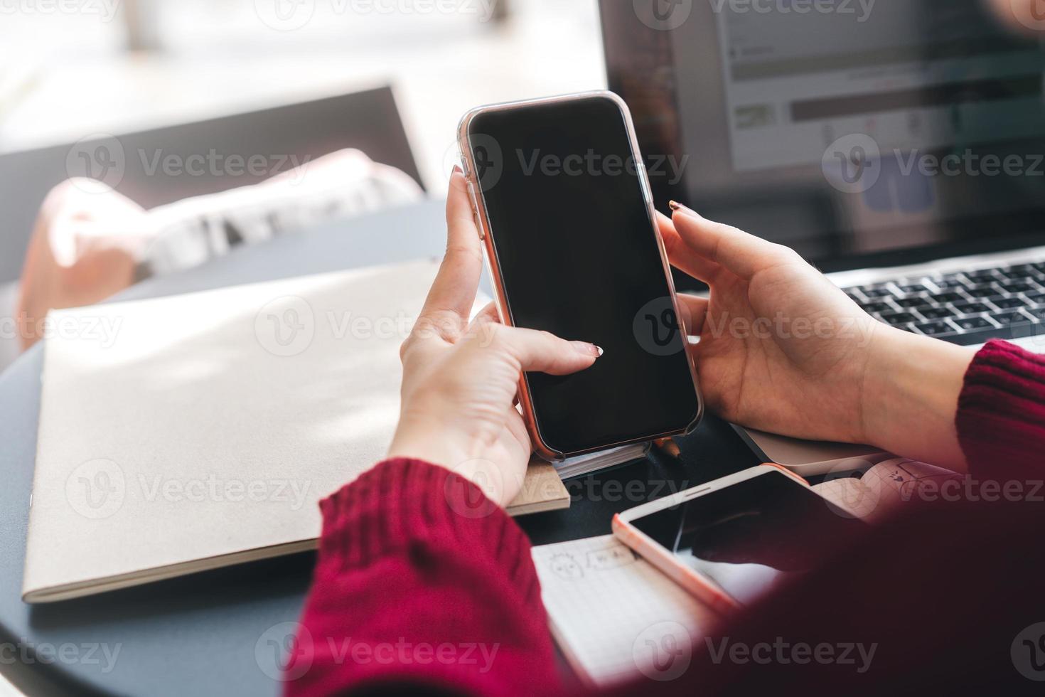 Nahaufnahme der jungen weiblichen Hand mit Handy für digitale Anwendung online im Café. foto