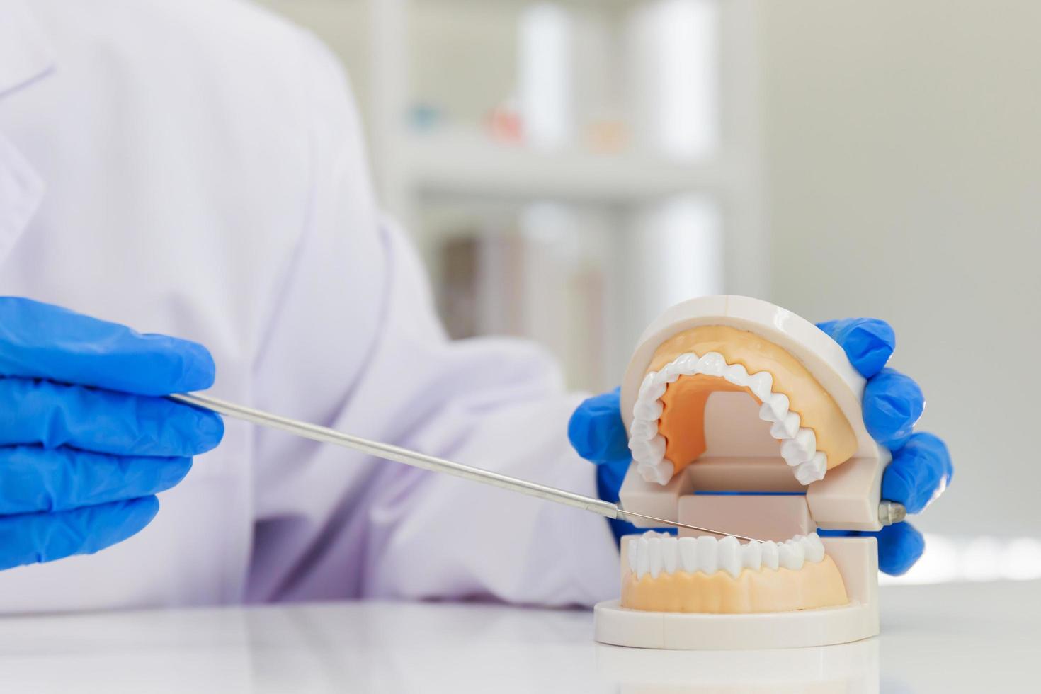 Der Zahnarzt führt das Wissen mit Prothesenausrüstung in der Zahnklinik auf dem Tisch ein. foto