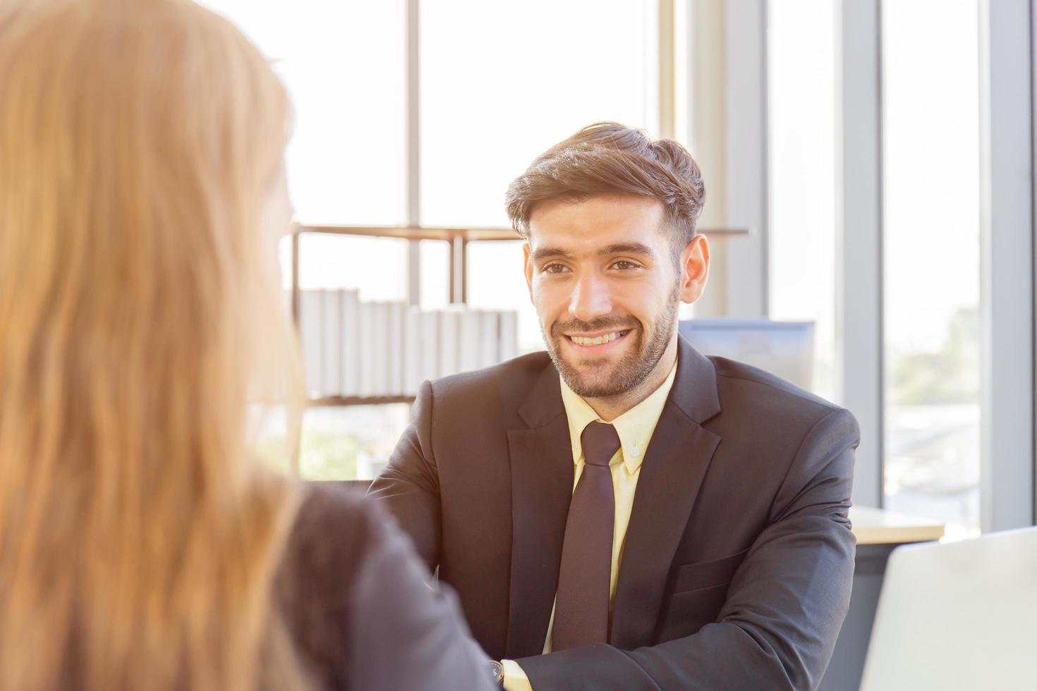 porträt eines lächelnden europäischen männerunternehmers händedruck mit seiner geschäftspartnerin, zwei erfolgreiche menschen gratulieren sich gegenseitig und schütteln sich die hände zu ehren der unterzeichnung des gemeinsamen projekts foto