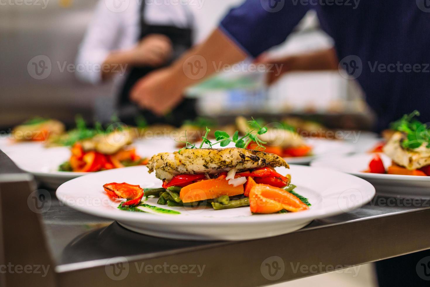 Fleischgericht mit Gemüse für die Gastronomie. viele Teller. foto