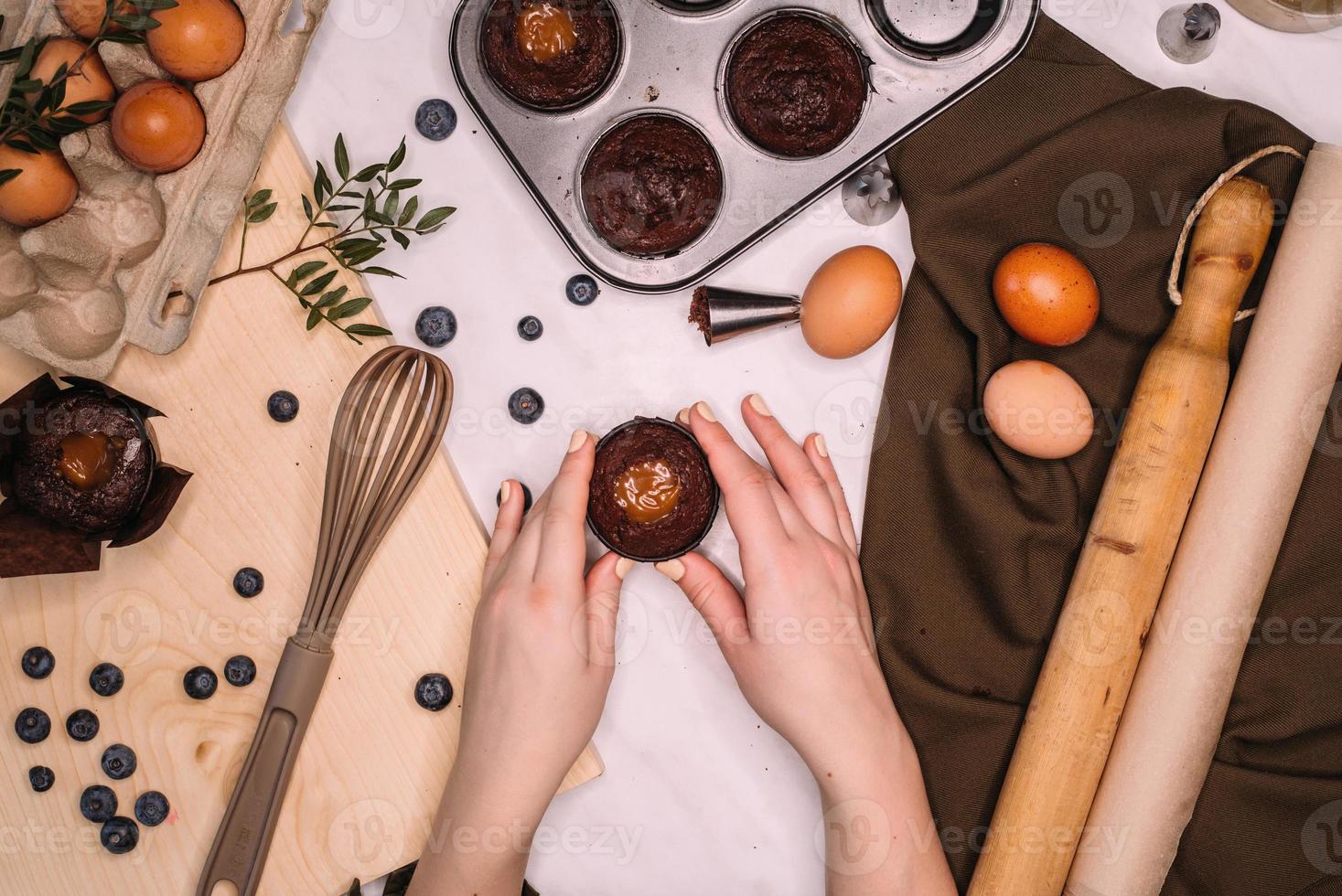 Verfahren zur Herstellung von hausgemachtem Schokoladen-Cupcake mit Sahne foto