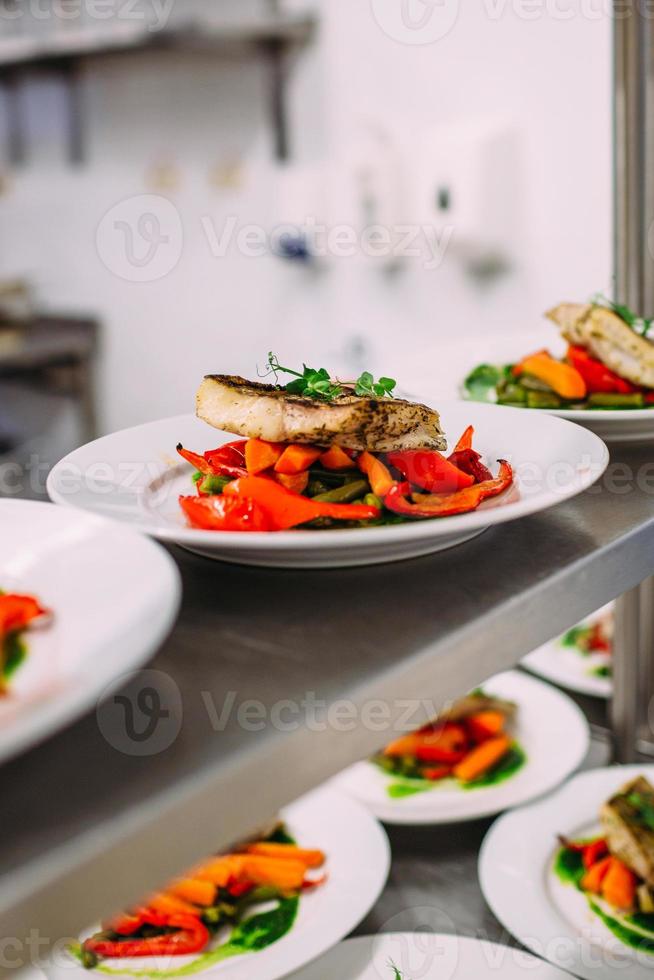 Fleischgericht mit Gemüse für die Gastronomie. viele Teller. foto