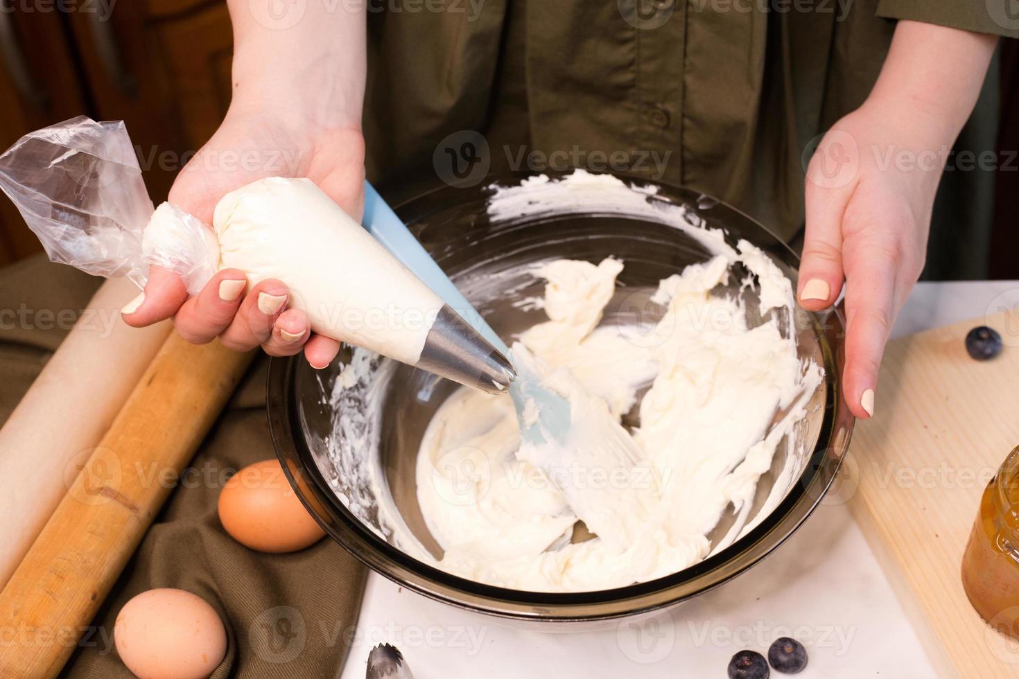 Verfahren zur Herstellung von hausgemachtem Schokoladen-Cupcake mit Sahne foto
