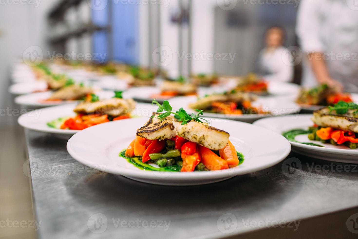 Fleischgericht mit Gemüse für die Gastronomie. viele Teller. foto