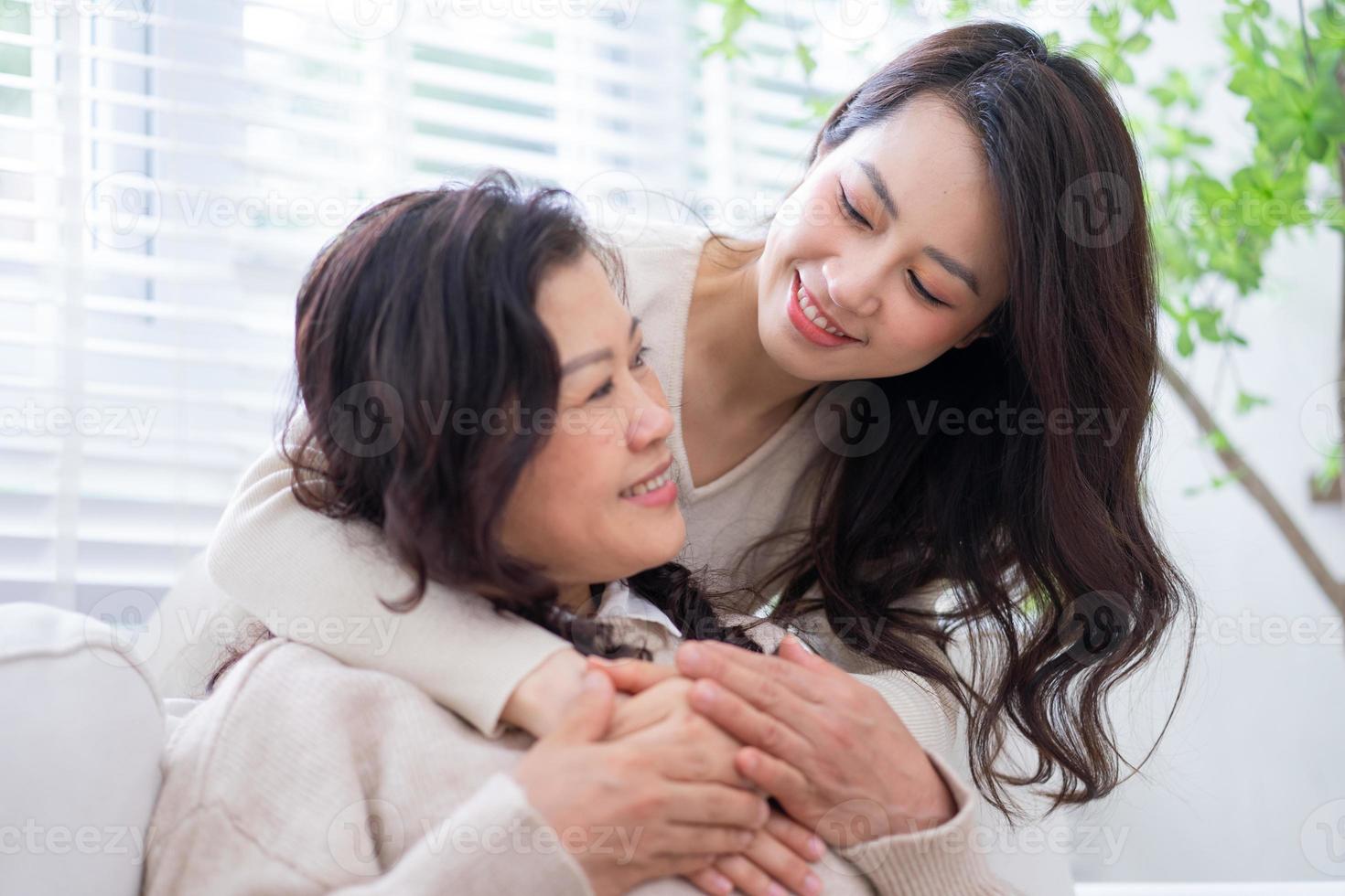 bild der asiatischen mutter und tochter zu hause foto