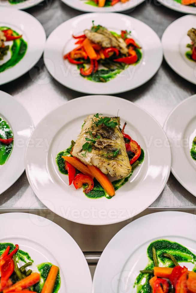 Fleischgericht mit Gemüse für die Gastronomie. viele Teller. foto