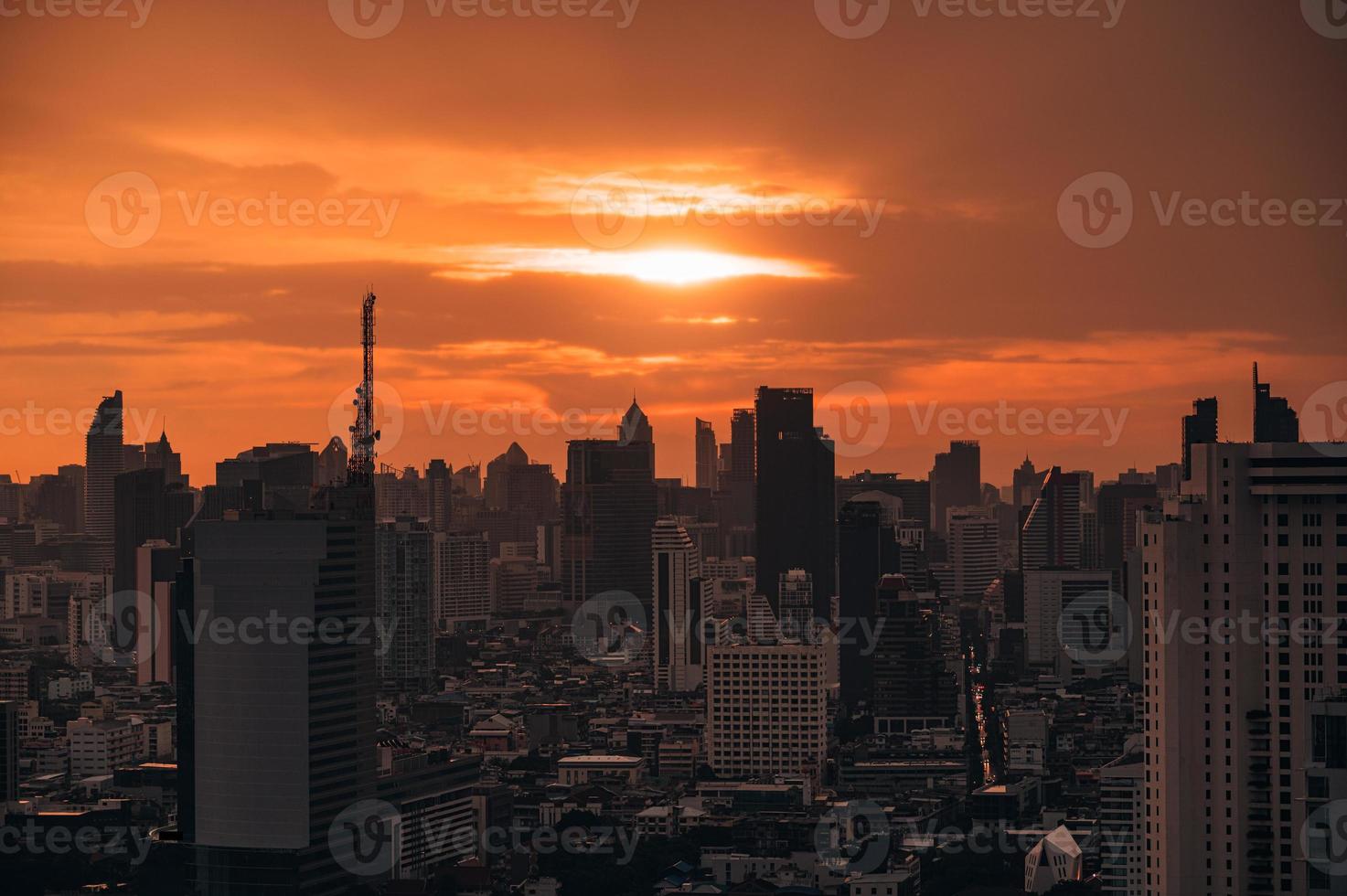 Sonnenaufgang über dem Bürohochhaus im Geschäftsviertel von Bangkok foto