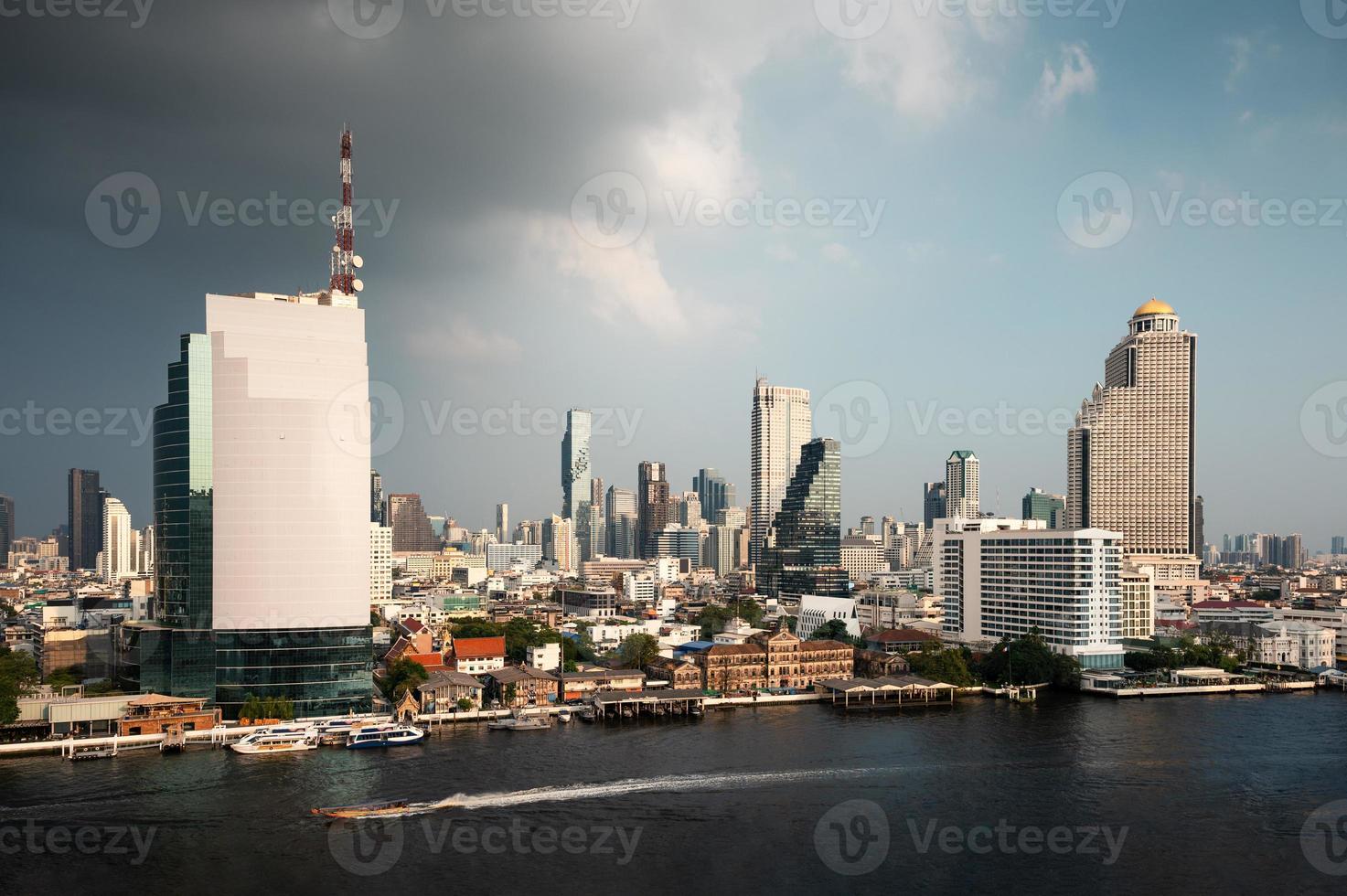 bangkok city mit bürogebäuden in der innenstadt nahe der chao phraya waterfront foto