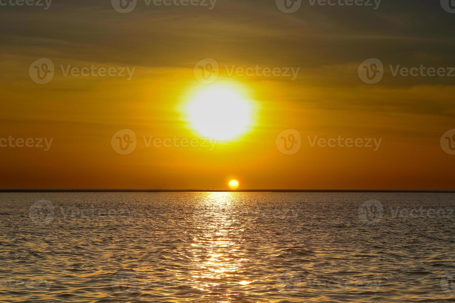 schöner bunter sonnenuntergang am meer mit dramatischen wolken und sonnenschein. schönheitswelt natürlicher reisehintergrund im freien foto