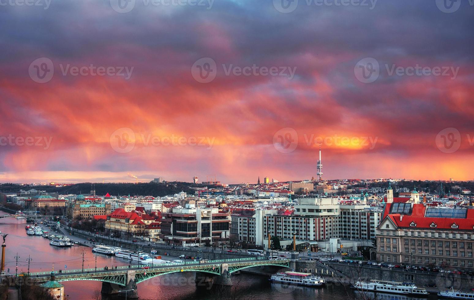 schöner Panoramablick auf die Prager Brücken an der Moldau foto