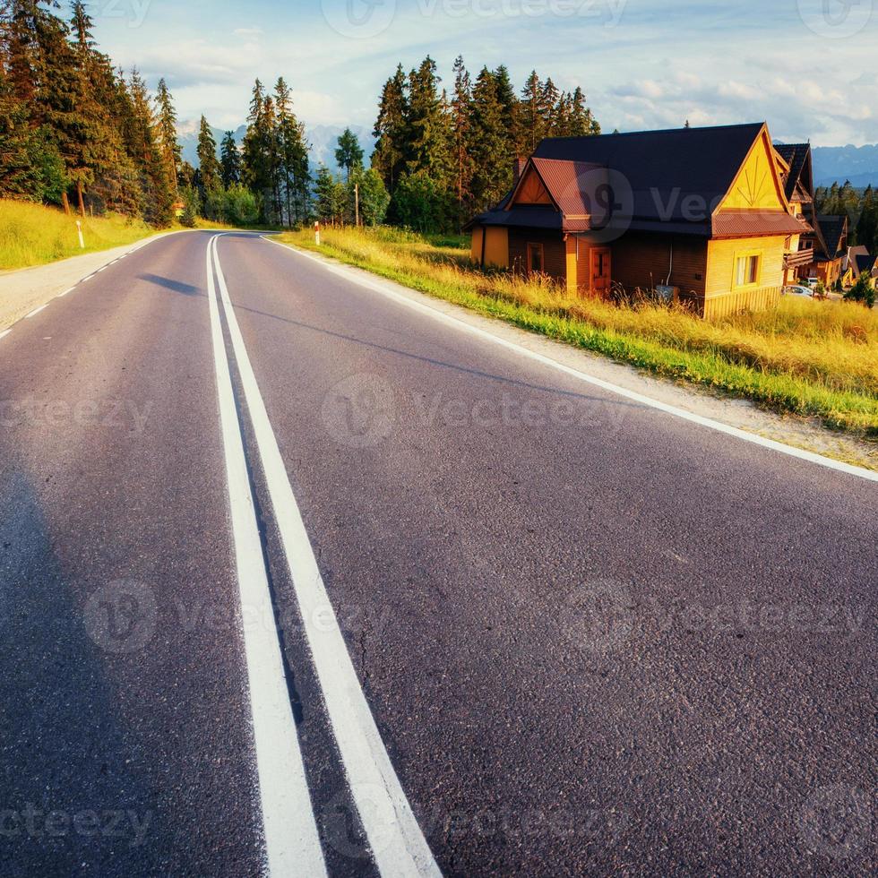 bunte straße in den bergen foto