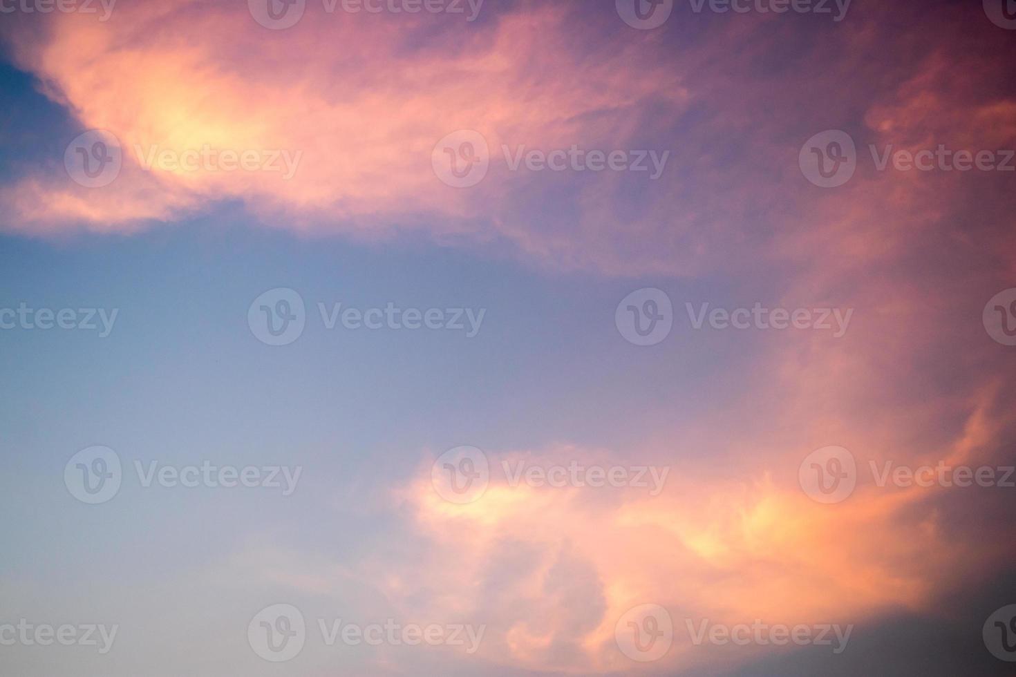 schöner wolkenhimmelhintergrund in der dämmerungsfarbe foto