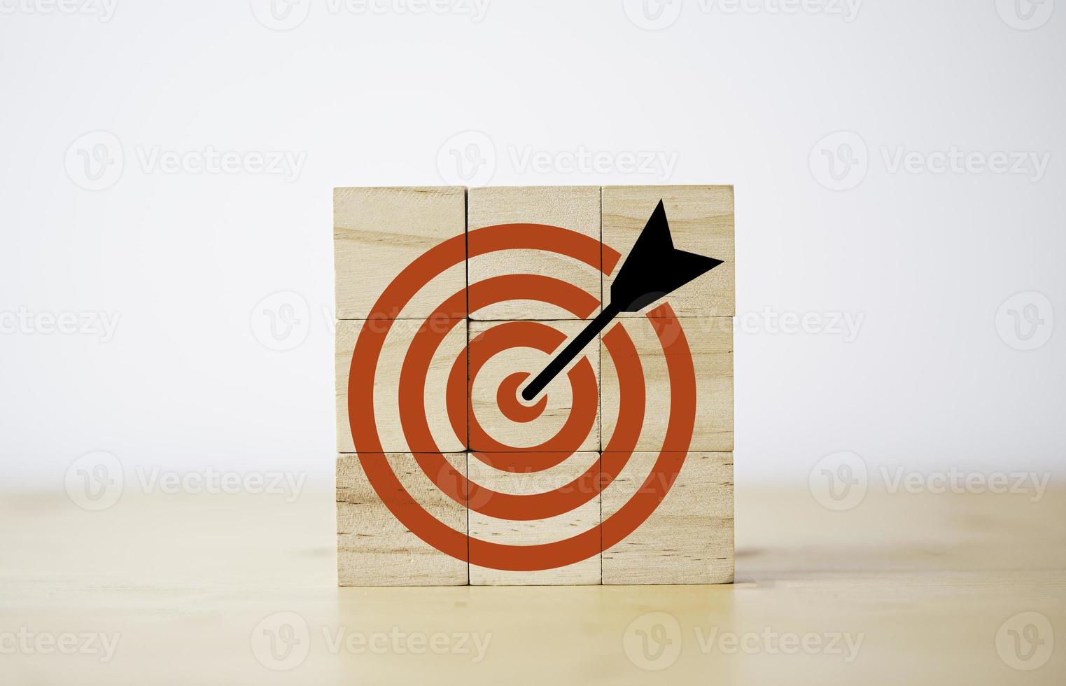 Rote Dartscheibe mit rotem Pfeil für den Fokus auf das Geschäftsziel-Zielkonzept. foto