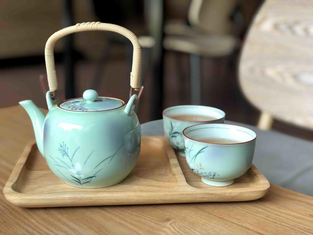 heiße Teekanne und Tasse auf dem Tisch im Restaurant foto