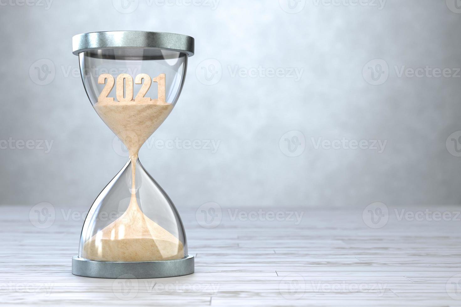 Neujahr 2022, die Zeit von 2021 läuft in der Sanduhr ab. foto