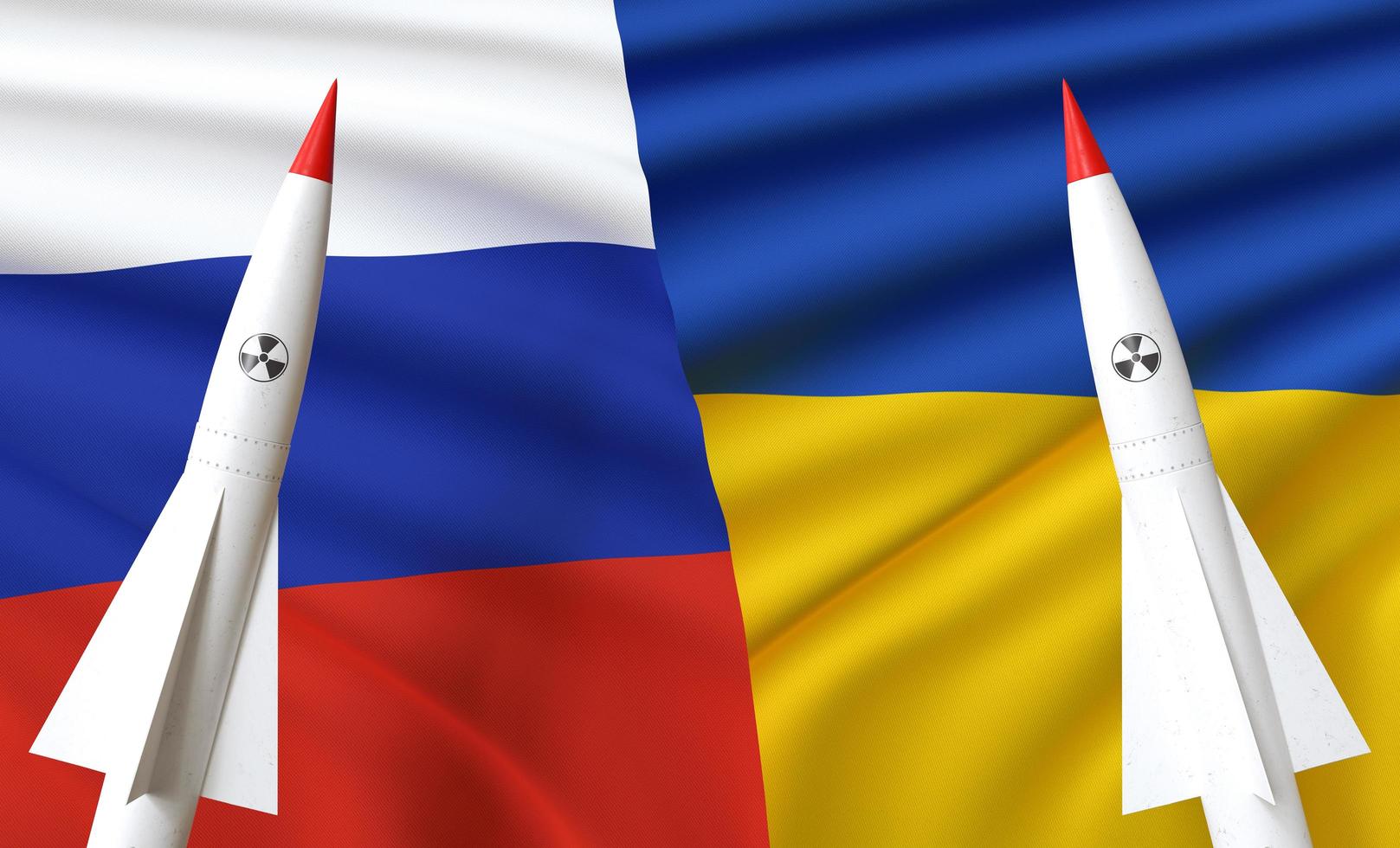 Raketen auf der ukrainischen Flagge und der russischen Flagge foto