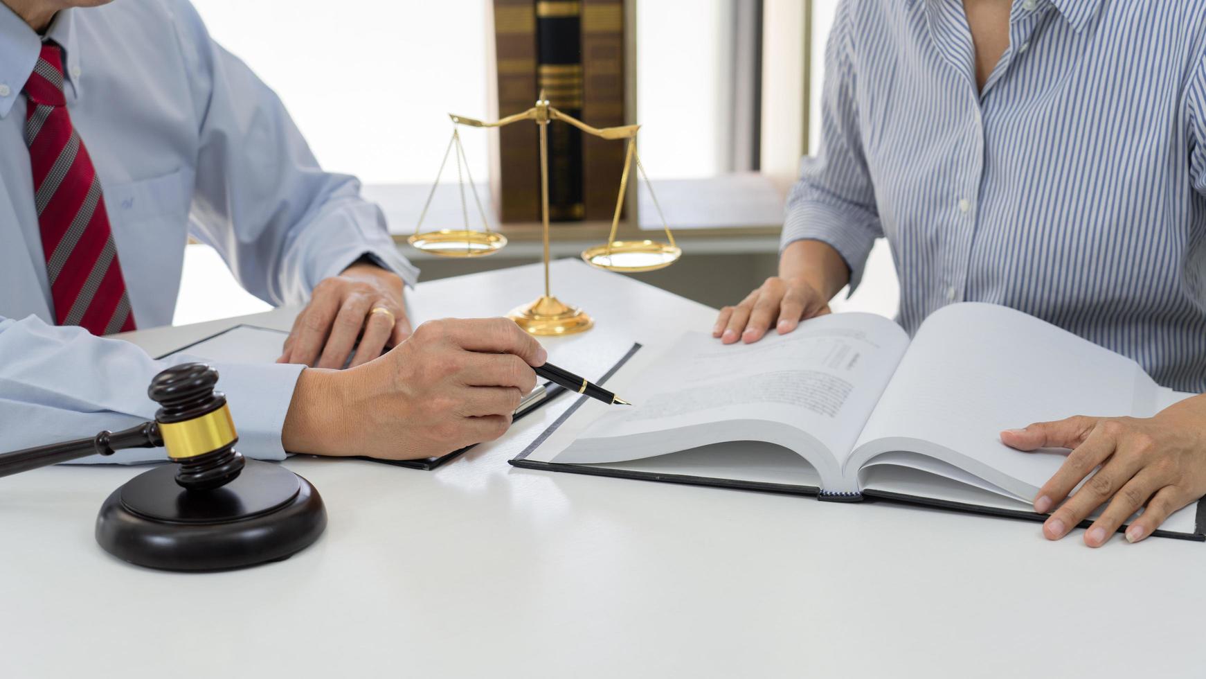 Klient mit seinen Partneranwälten oder Rechtsanwälten, die Besprechung eines Dokuments oder einer Vertragsvereinbarung besprechen, am Tisch im Büro arbeiten, gute Servicezusammenarbeit. foto