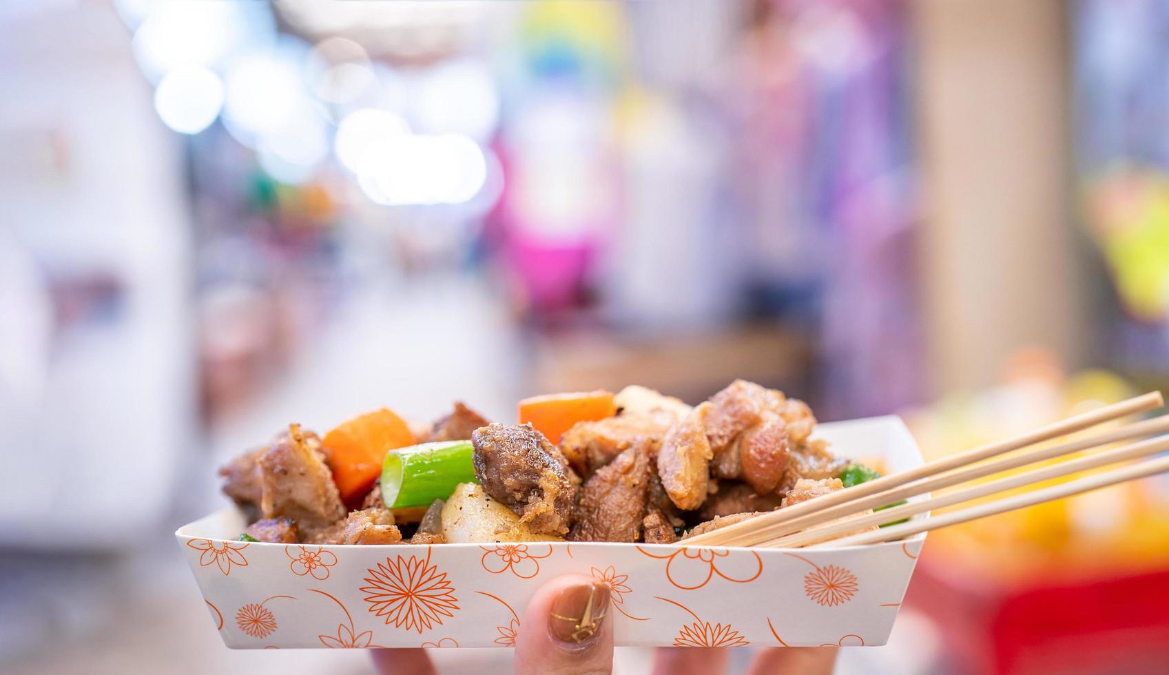 Gebratenes schwarzes Schweinefleisch auf dem traditionellen Markt Koreas, köstliche koreanische Küche mit Karotten und Schalotten, Frühlingszwiebeln, Nahaufnahme, Kopierraum foto