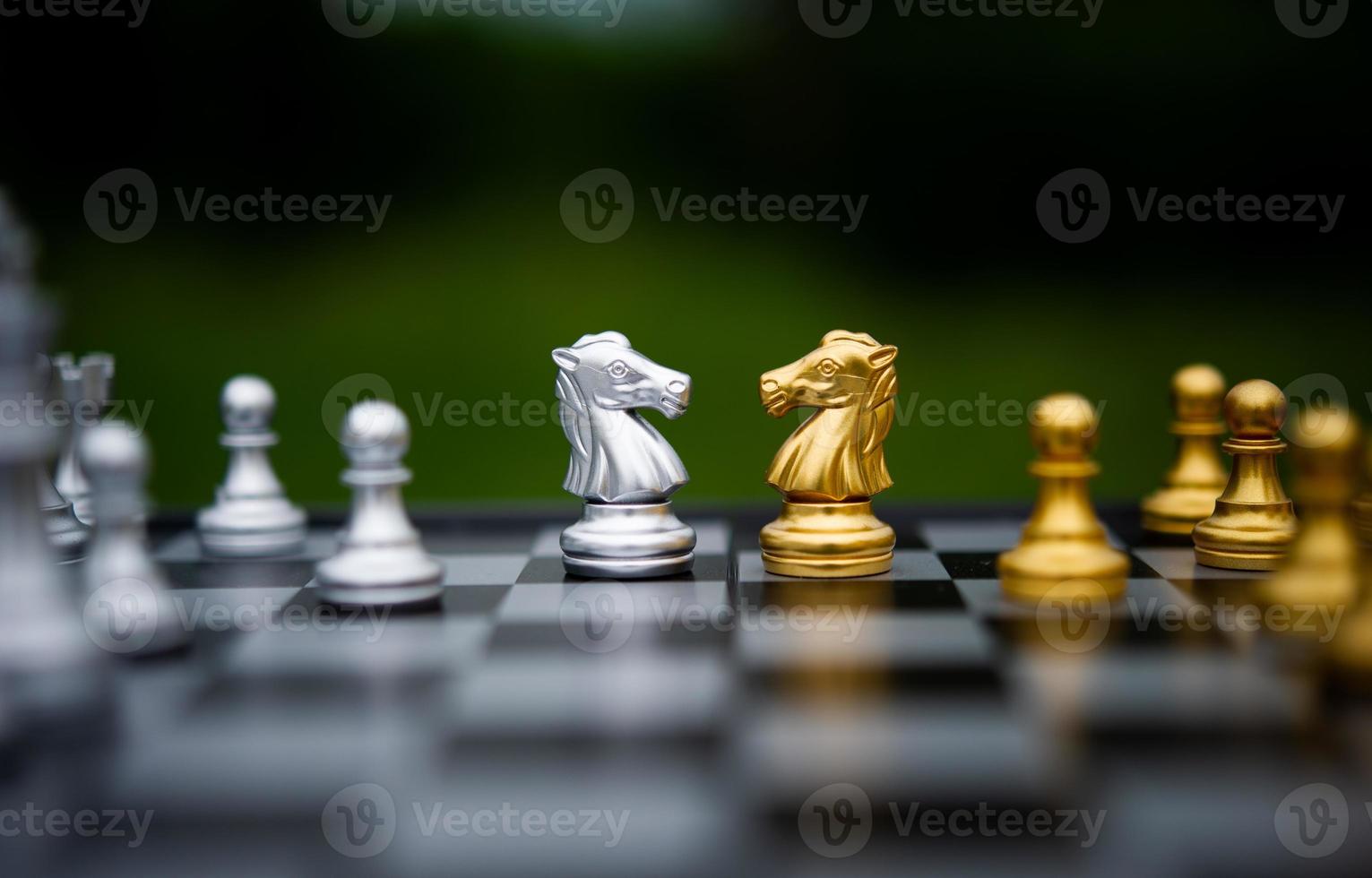 Schach, Brettspiele für Konzepte und Wettbewerbe sowie Strategien für Geschäftserfolgsideen foto