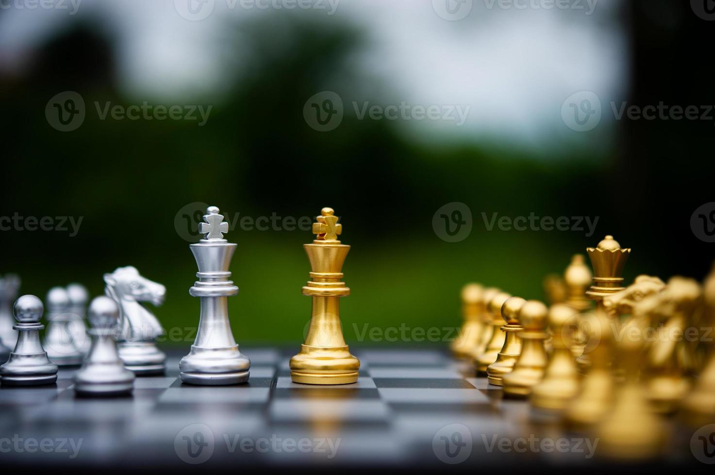 Schach, Brettspiele für Konzepte und Wettbewerbe sowie Strategien für Geschäftserfolgsideen foto